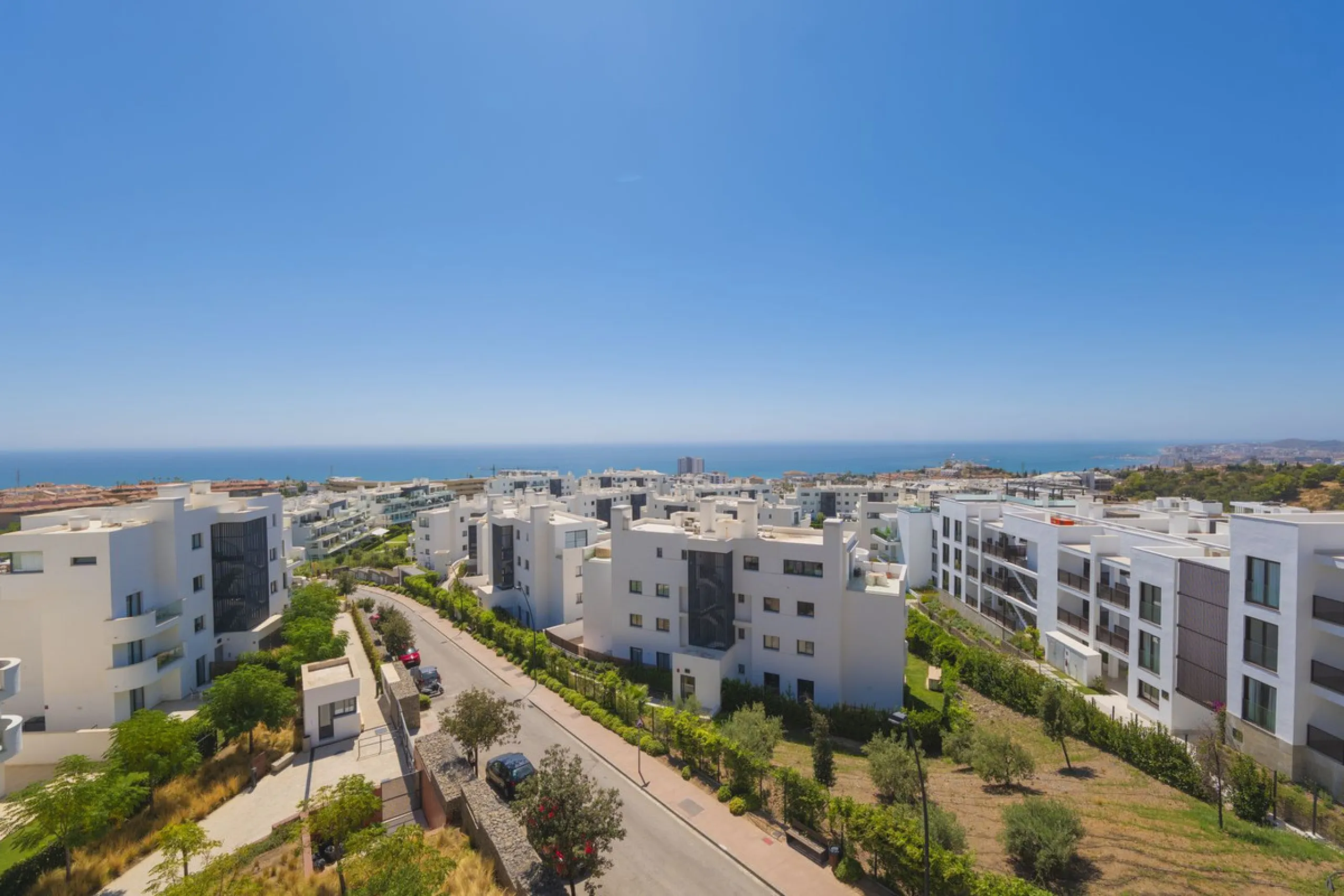 We present this incredible penthouse/sky villa located in the luxurious Higuerón West 217 complex of Higuerón Resort, overlooking the entire Fuengirola coast.