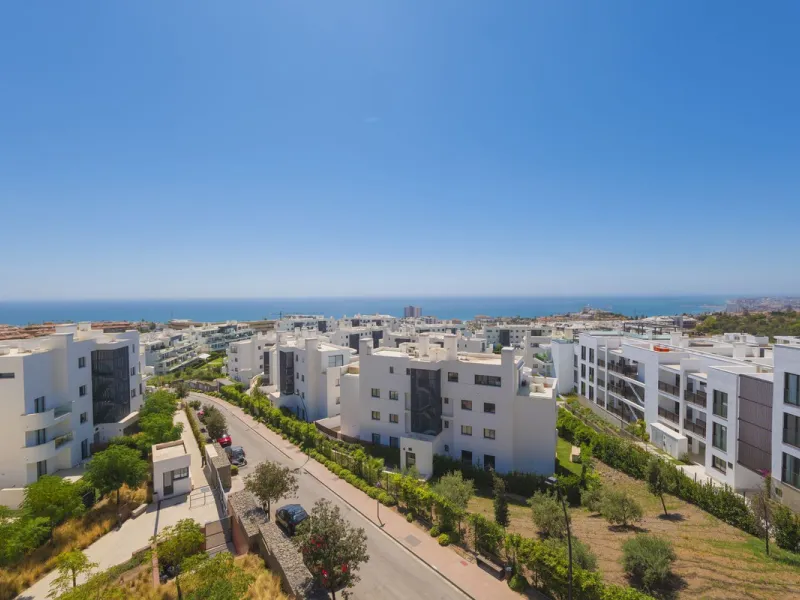 We present this incredible penthouse/sky villa located in the luxurious Higuerón West 217 complex of Higuerón Resort, overlooking the entire Fuengirola coast.
