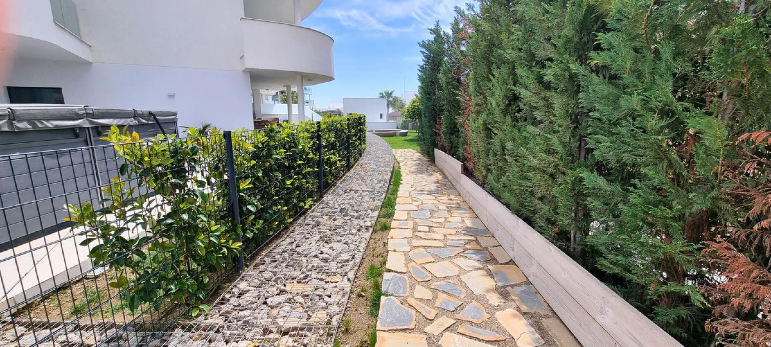 We present this incredible penthouse/sky villa located in the luxurious Higuerón West 217 complex of Higuerón Resort, overlooking the entire Fuengirola coast.
