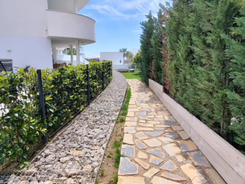 We present this incredible penthouse/sky villa located in the luxurious Higuerón West 217 complex of Higuerón Resort, overlooking the entire Fuengirola coast.
