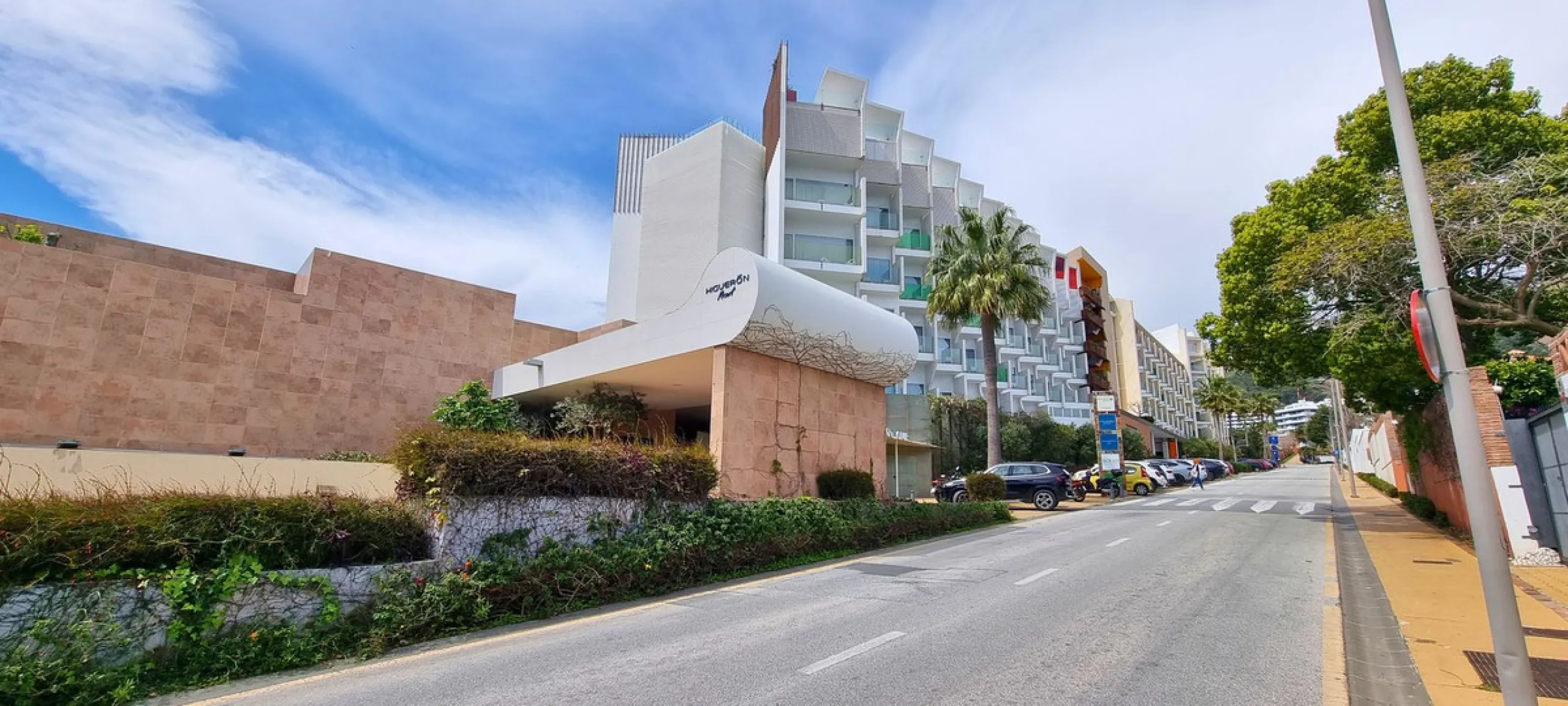We present this incredible penthouse/sky villa located in the luxurious Higuerón West 217 complex of Higuerón Resort, overlooking the entire Fuengirola coast.