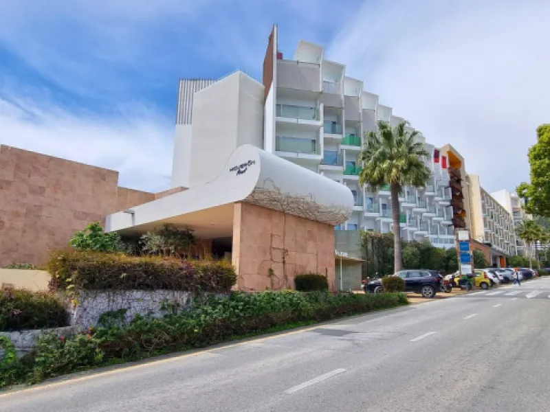 We present this incredible penthouse/sky villa located in the luxurious Higuerón West 217 complex of Higuerón Resort, overlooking the entire Fuengirola coast.