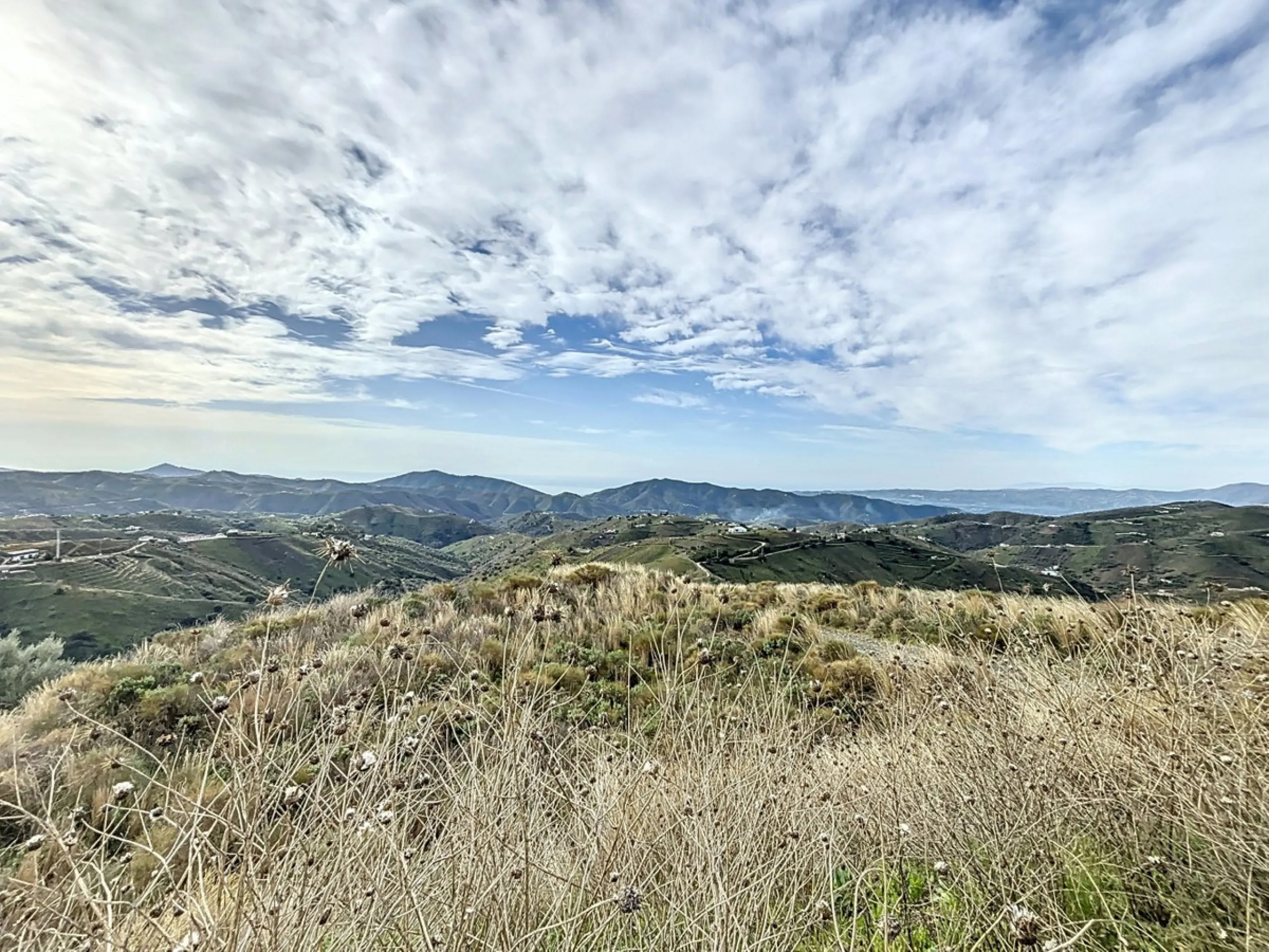 Rustic Land with Sea Views in Sedella 39,765 m2 This exceptional rustic land of 39,765 m2 is located on a hillside and offers stunning views of the sea and the surrounding landscape. With an already approved project and the possibility of changing the lan