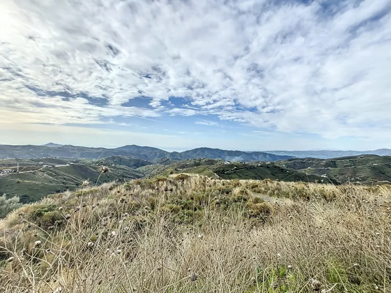 Rustic Land with Sea Views in Sedella 39,765 m2 This exceptional rustic land of 39,765 m2 is located on a hillside and offers stunning views of the sea and the surrounding landscape. With an already approved project and the possibility of changing the lan