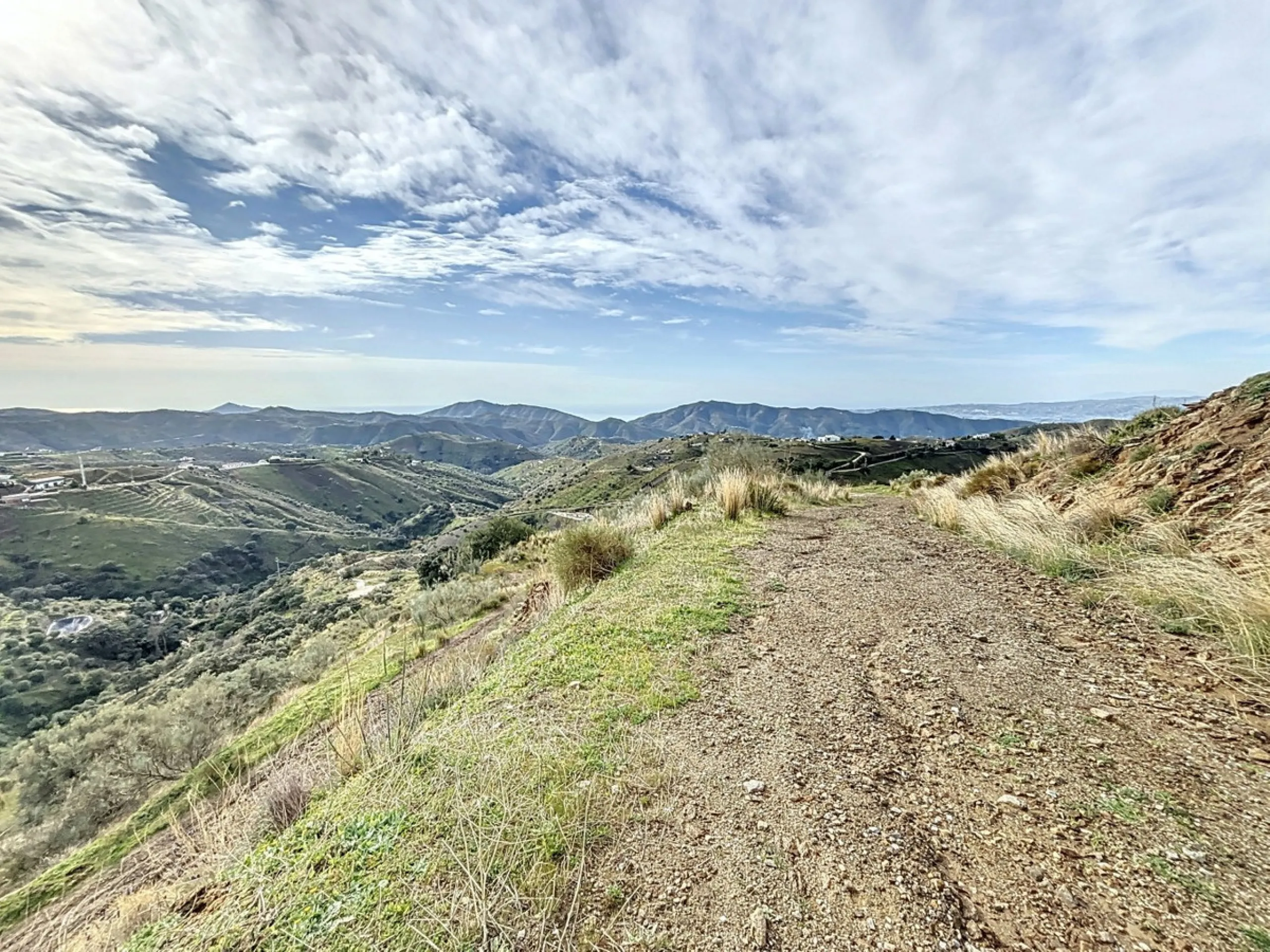 Rustic Land with Sea Views in Sedella 39,765 m2 This exceptional rustic land of 39,765 m2 is located on a hillside and offers stunning views of the sea and the surrounding landscape. With an already approved project and the possibility of changing the lan