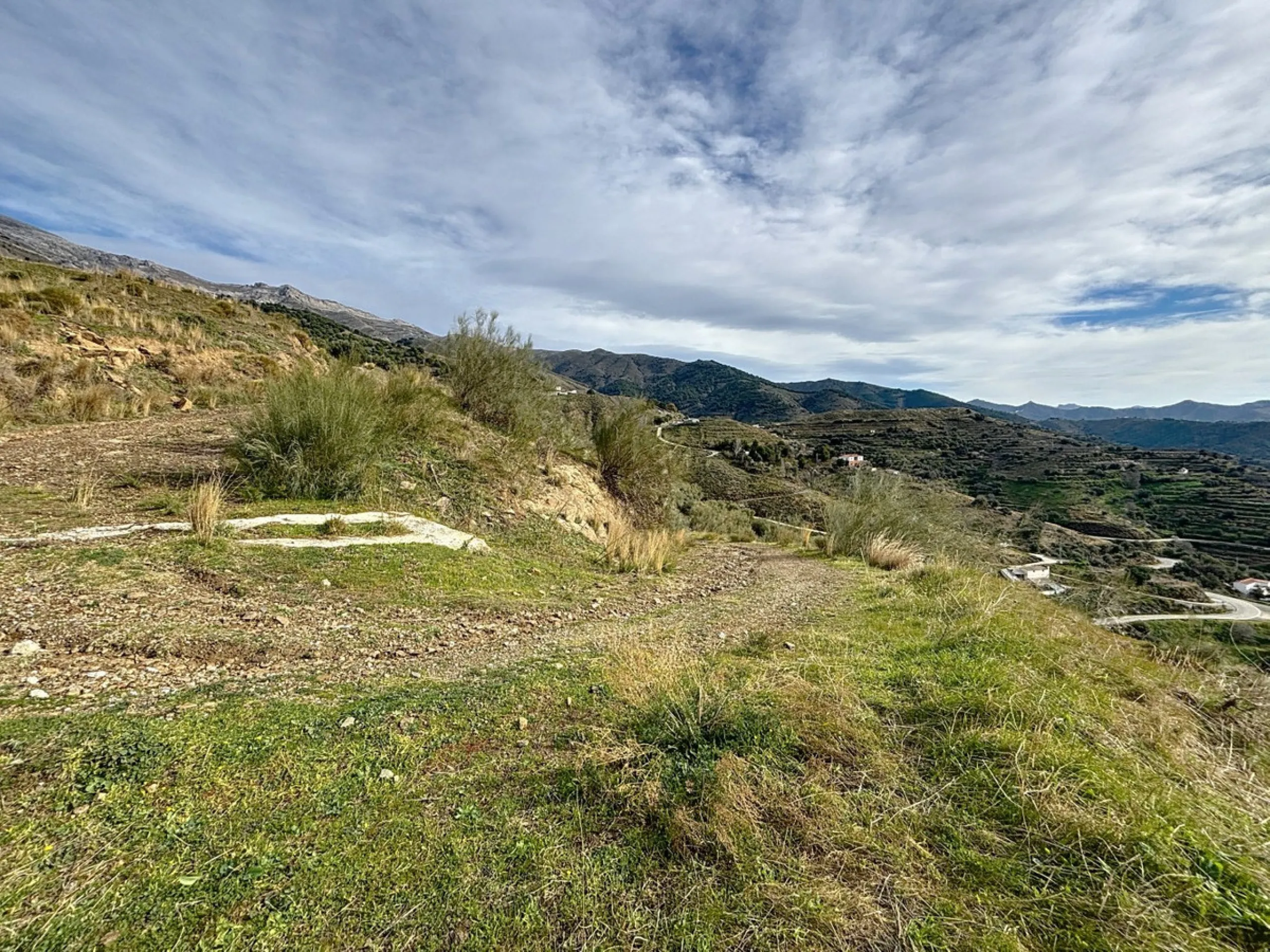 Rustic Land with Sea Views in Sedella 39,765 m2 This exceptional rustic land of 39,765 m2 is located on a hillside and offers stunning views of the sea and the surrounding landscape. With an already approved project and the possibility of changing the lan