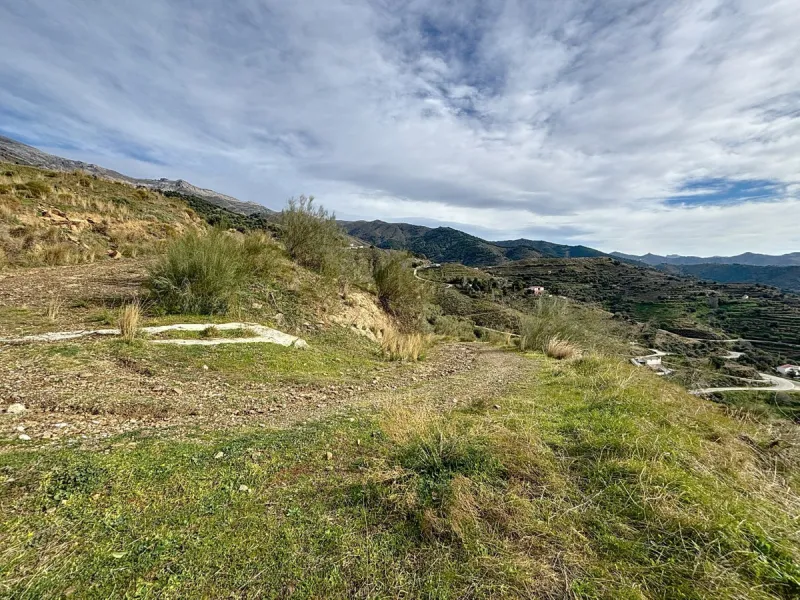 Rustic Land with Sea Views in Sedella 39,765 m2 This exceptional rustic land of 39,765 m2 is located on a hillside and offers stunning views of the sea and the surrounding landscape. With an already approved project and the possibility of changing the lan