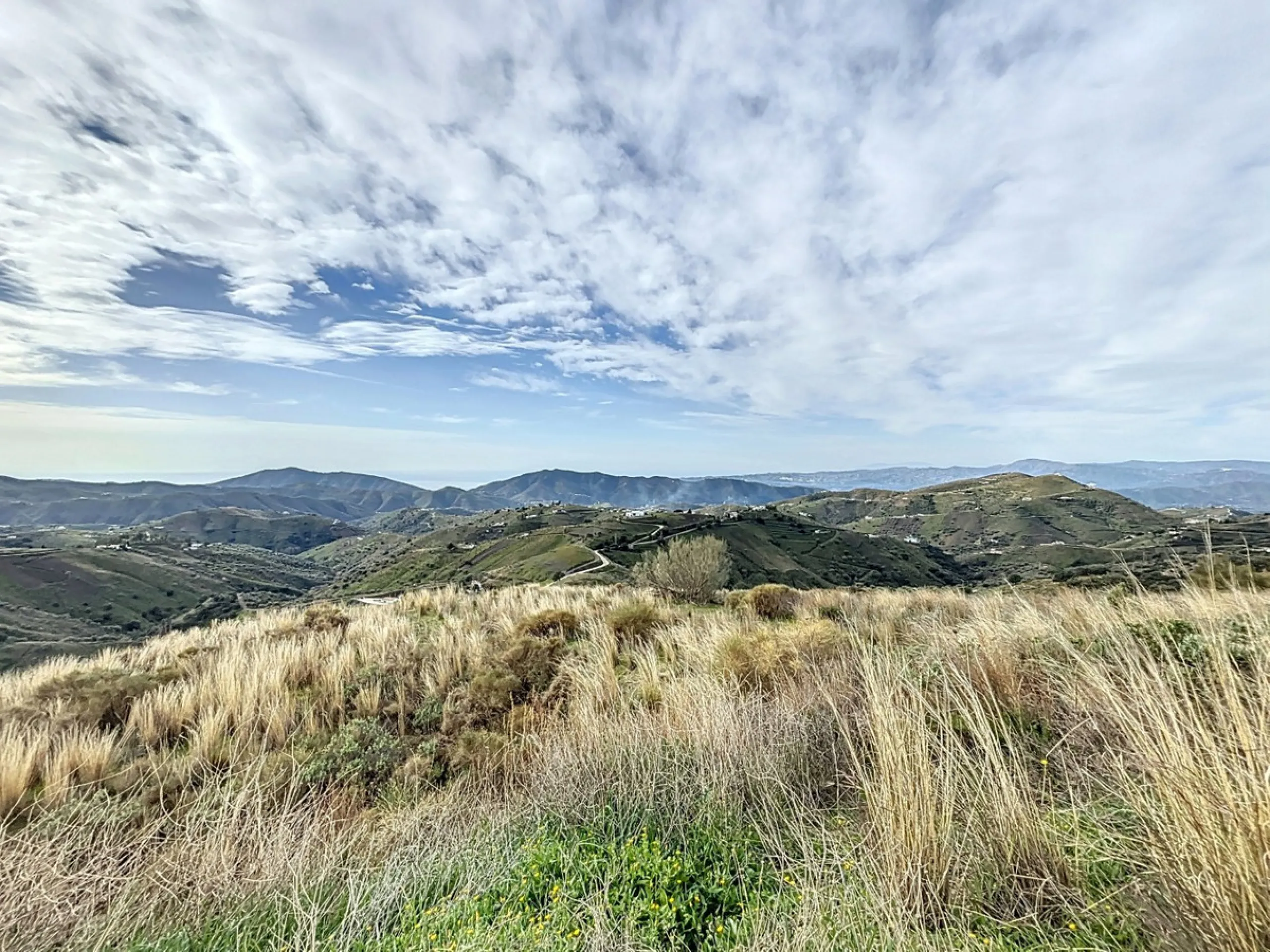 Rustic Land with Sea Views in Sedella 39,765 m2 This exceptional rustic land of 39,765 m2 is located on a hillside and offers stunning views of the sea and the surrounding landscape. With an already approved project and the possibility of changing the lan