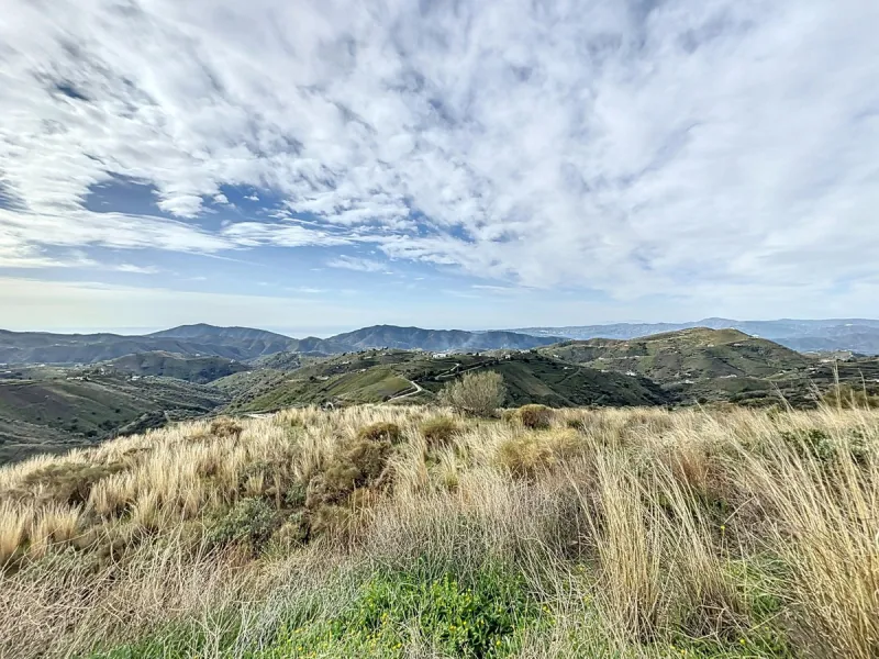 Rustic Land with Sea Views in Sedella 39,765 m2 This exceptional rustic land of 39,765 m2 is located on a hillside and offers stunning views of the sea and the surrounding landscape. With an already approved project and the possibility of changing the lan