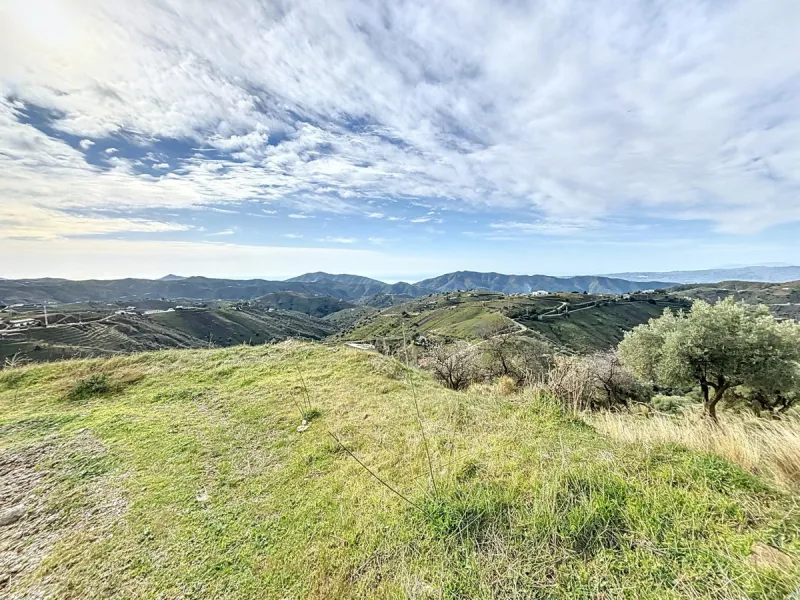 Rustic Land with Sea Views in Sedella 39,765 m2 This exceptional rustic land of 39,765 m2 is located on a hillside and offers stunning views of the sea and the surrounding landscape. With an already approved project and the possibility of changing the lan