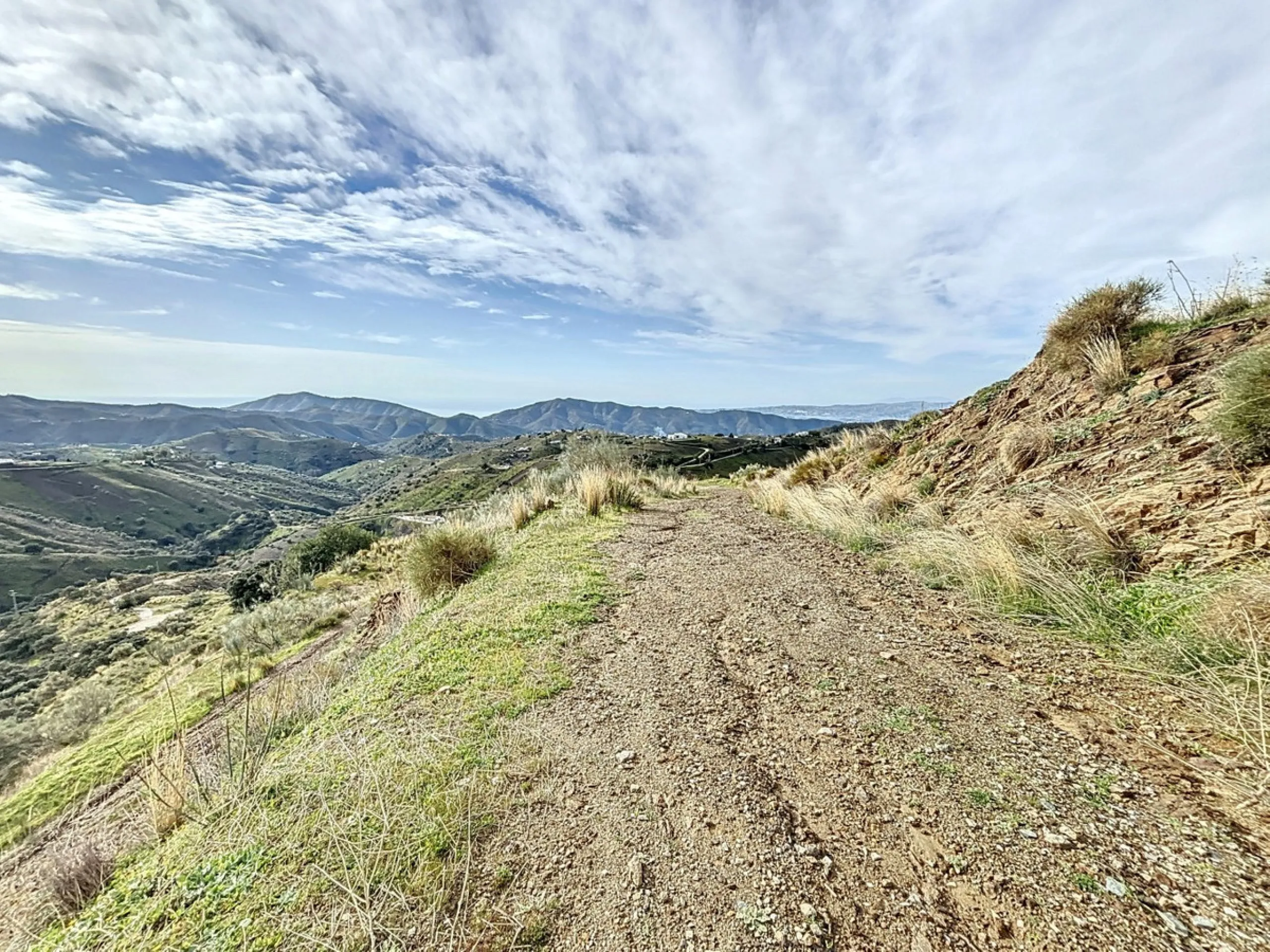 Rustic Land with Sea Views in Sedella 39,765 m2 This exceptional rustic land of 39,765 m2 is located on a hillside and offers stunning views of the sea and the surrounding landscape. With an already approved project and the possibility of changing the lan