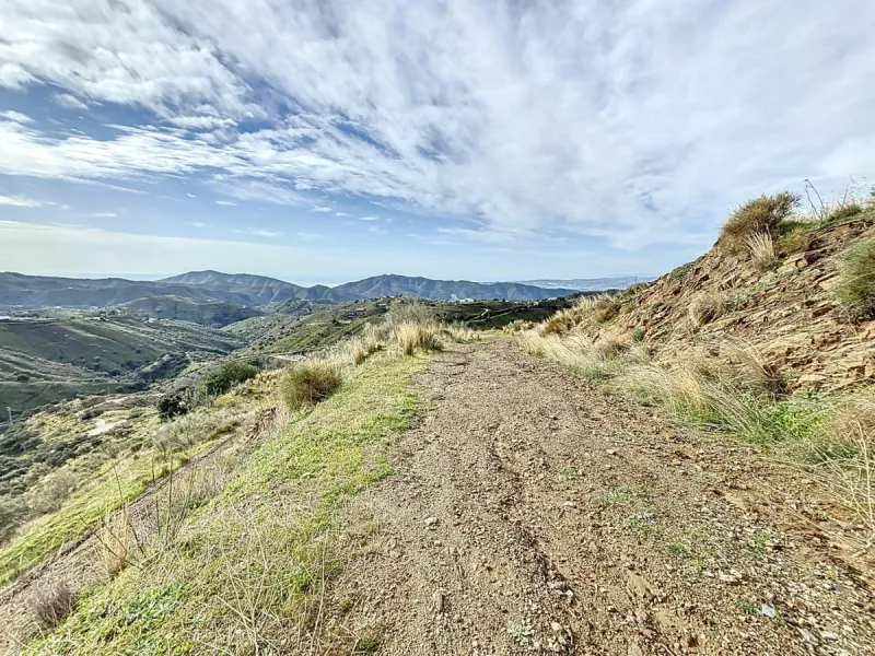 Rustic Land with Sea Views in Sedella 39,765 m2 This exceptional rustic land of 39,765 m2 is located on a hillside and offers stunning views of the sea and the surrounding landscape. With an already approved project and the possibility of changing the lan
