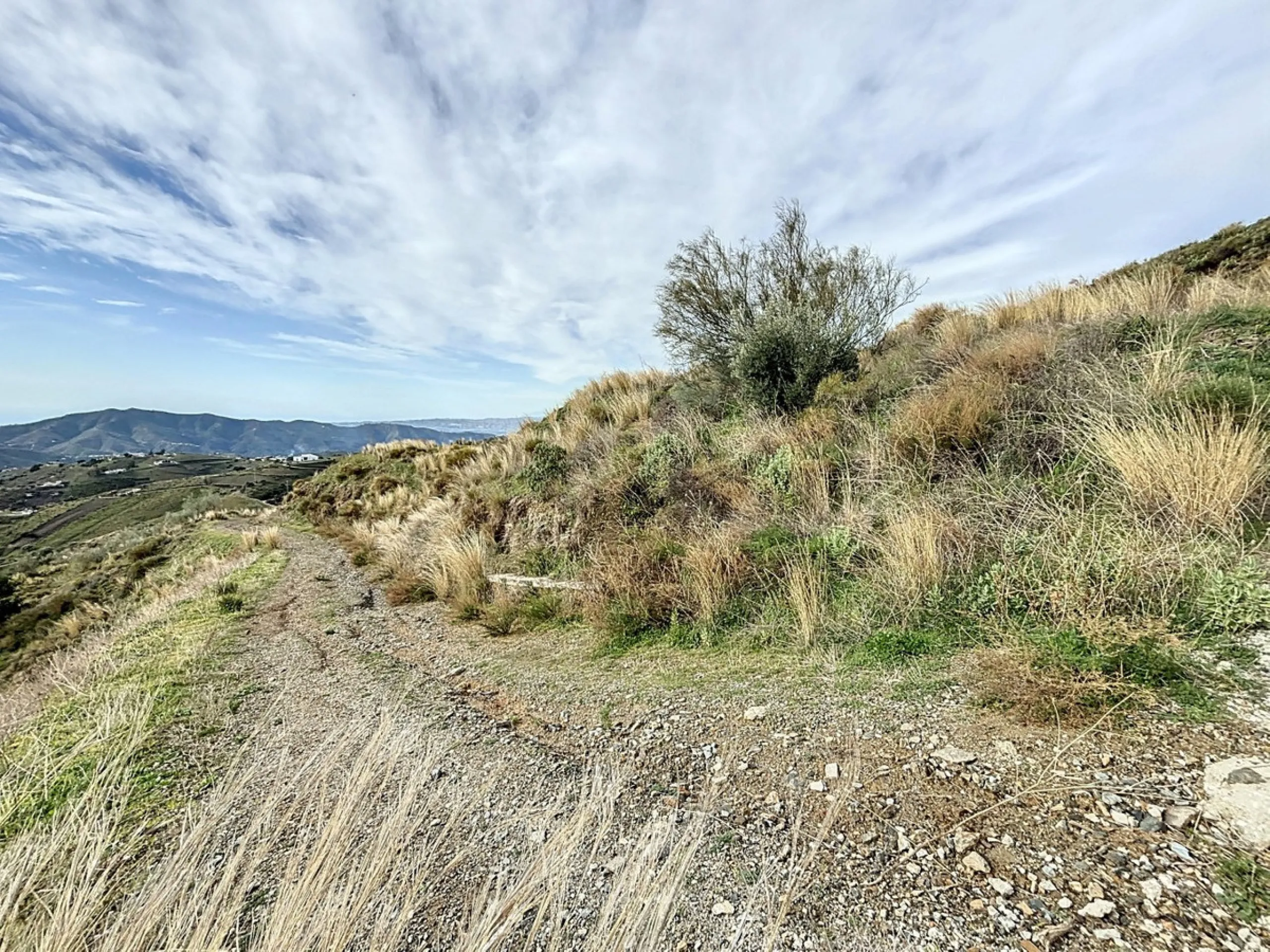 Rustic Land with Sea Views in Sedella 39,765 m2 This exceptional rustic land of 39,765 m2 is located on a hillside and offers stunning views of the sea and the surrounding landscape. With an already approved project and the possibility of changing the lan