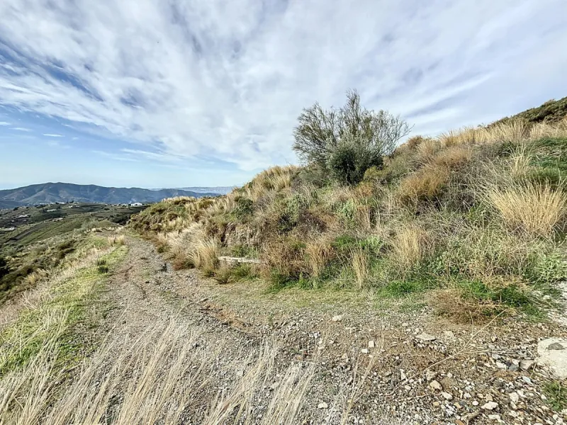 Rustic Land with Sea Views in Sedella 39,765 m2 This exceptional rustic land of 39,765 m2 is located on a hillside and offers stunning views of the sea and the surrounding landscape. With an already approved project and the possibility of changing the lan