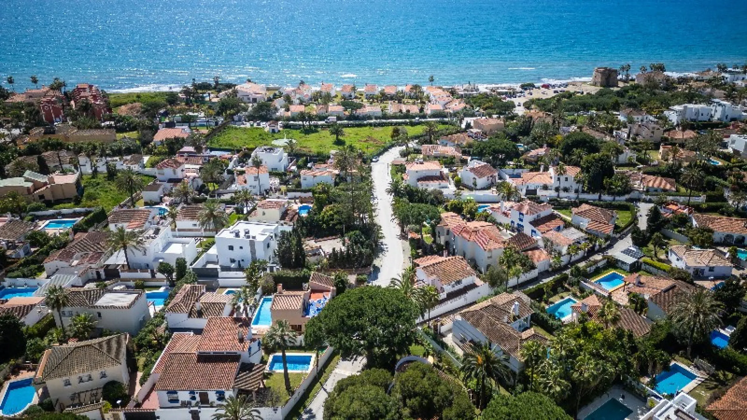Located in the peaceful, secure residential area of Marbesa, this warm Mediterranean-style villa offers the perfect blend of comfort, privacy, and convenience. Just a 1-minute walk from the beach, close to all amenities, and only a short drive to Marbella
