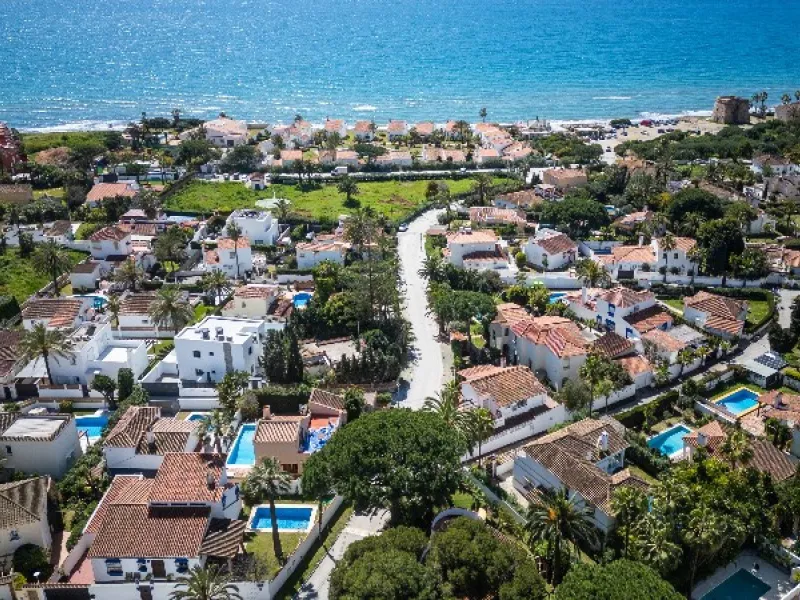 Located in the peaceful, secure residential area of Marbesa, this warm Mediterranean-style villa offers the perfect blend of comfort, privacy, and convenience. Just a 1-minute walk from the beach, close to all amenities, and only a short drive to Marbella