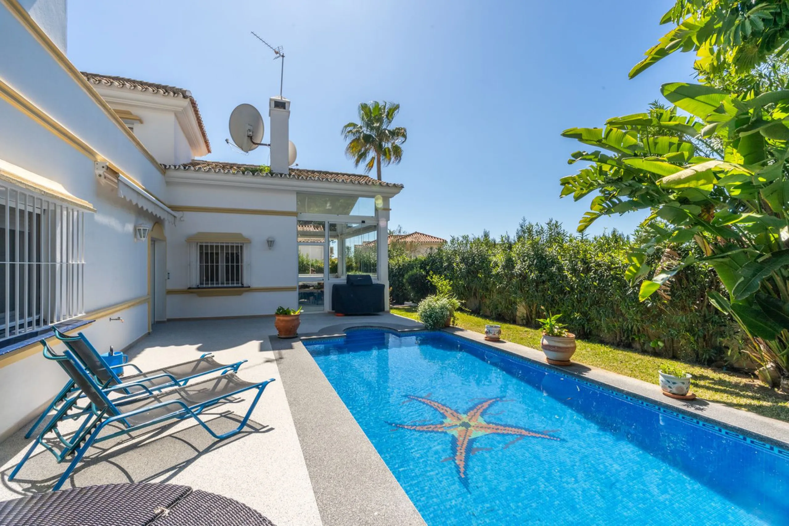 Located in the peaceful, secure residential area of Marbesa, this warm Mediterranean-style villa offers the perfect blend of comfort, privacy, and convenience. Just a 1-minute walk from the beach, close to all amenities, and only a short drive to Marbella