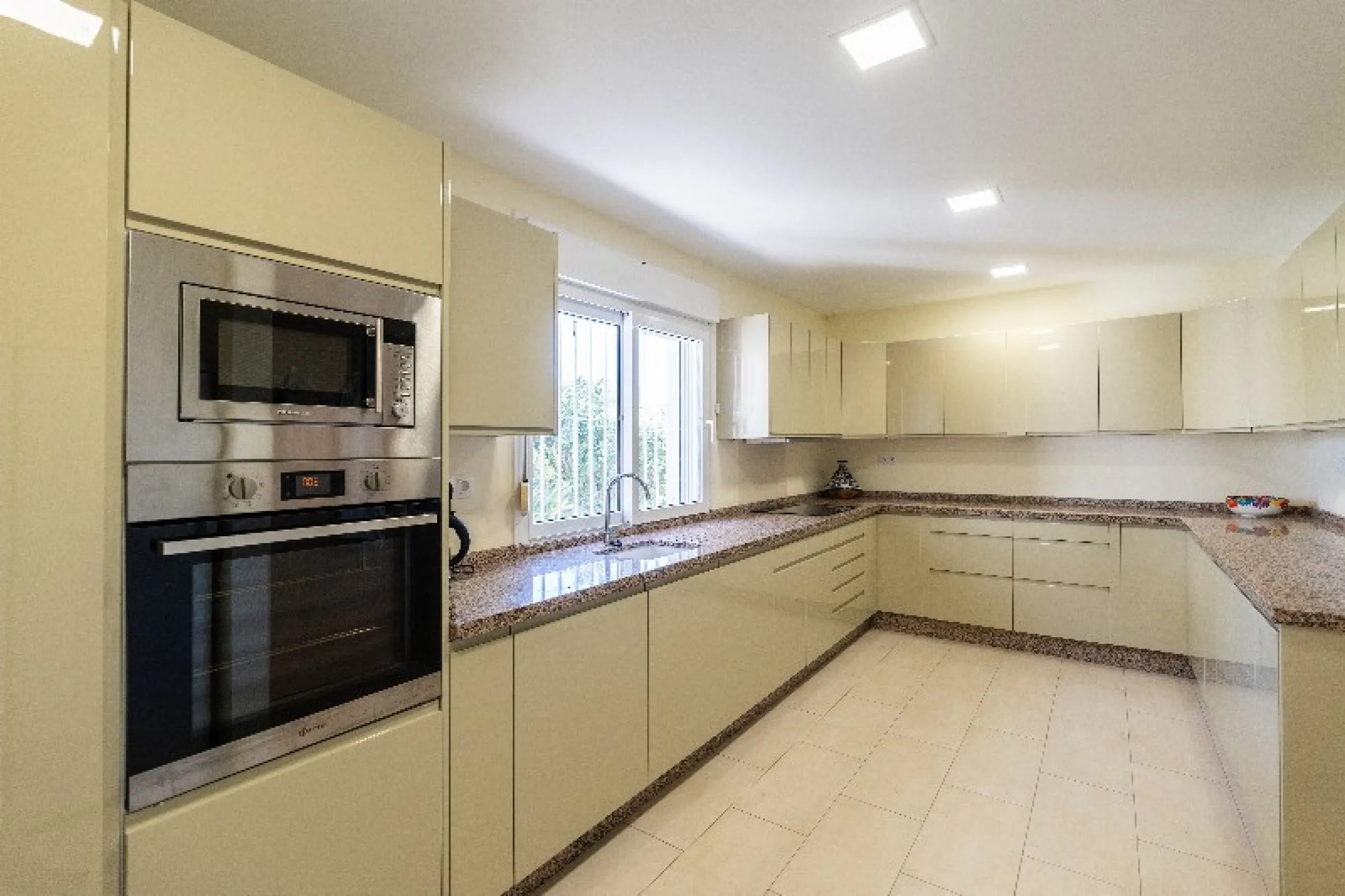 Located in the peaceful, secure residential area of Marbesa, this warm Mediterranean-style villa offers the perfect blend of comfort, privacy, and convenience. Just a 1-minute walk from the beach, close to all amenities, and only a short drive to Marbella