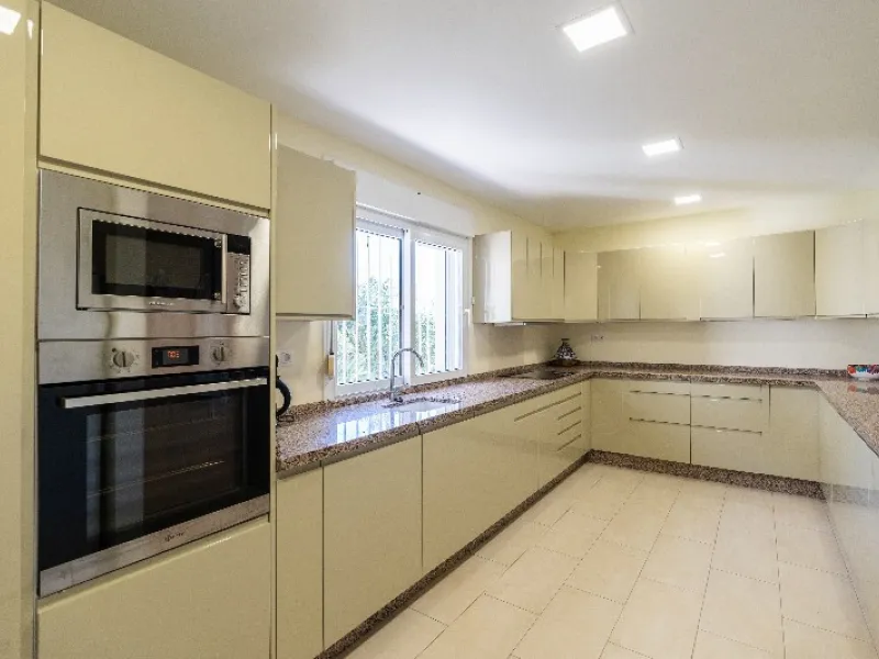 Located in the peaceful, secure residential area of Marbesa, this warm Mediterranean-style villa offers the perfect blend of comfort, privacy, and convenience. Just a 1-minute walk from the beach, close to all amenities, and only a short drive to Marbella