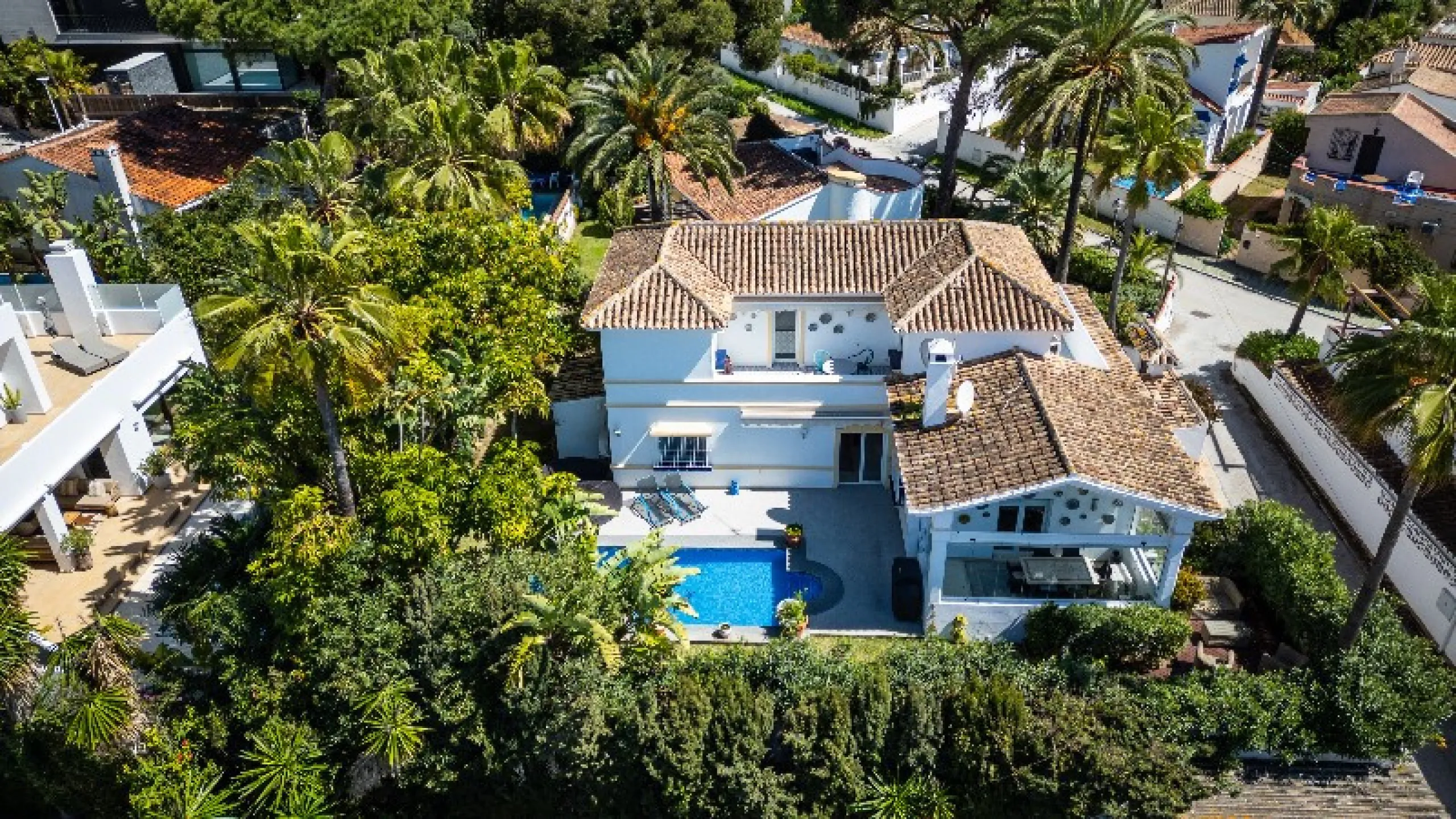 Located in the peaceful, secure residential area of Marbesa, this warm Mediterranean-style villa offers the perfect blend of comfort, privacy, and convenience. Just a 1-minute walk from the beach, close to all amenities, and only a short drive to Marbella