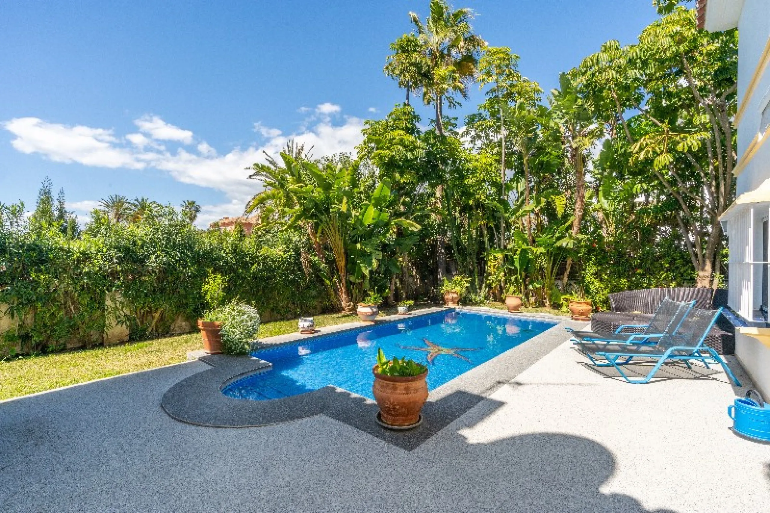 Located in the peaceful, secure residential area of Marbesa, this warm Mediterranean-style villa offers the perfect blend of comfort, privacy, and convenience. Just a 1-minute walk from the beach, close to all amenities, and only a short drive to Marbella
