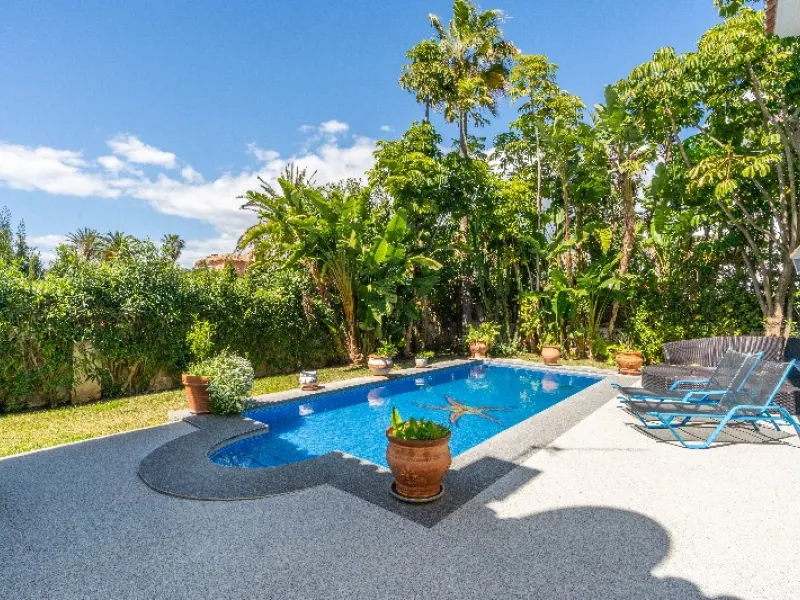 Located in the peaceful, secure residential area of Marbesa, this warm Mediterranean-style villa offers the perfect blend of comfort, privacy, and convenience. Just a 1-minute walk from the beach, close to all amenities, and only a short drive to Marbella