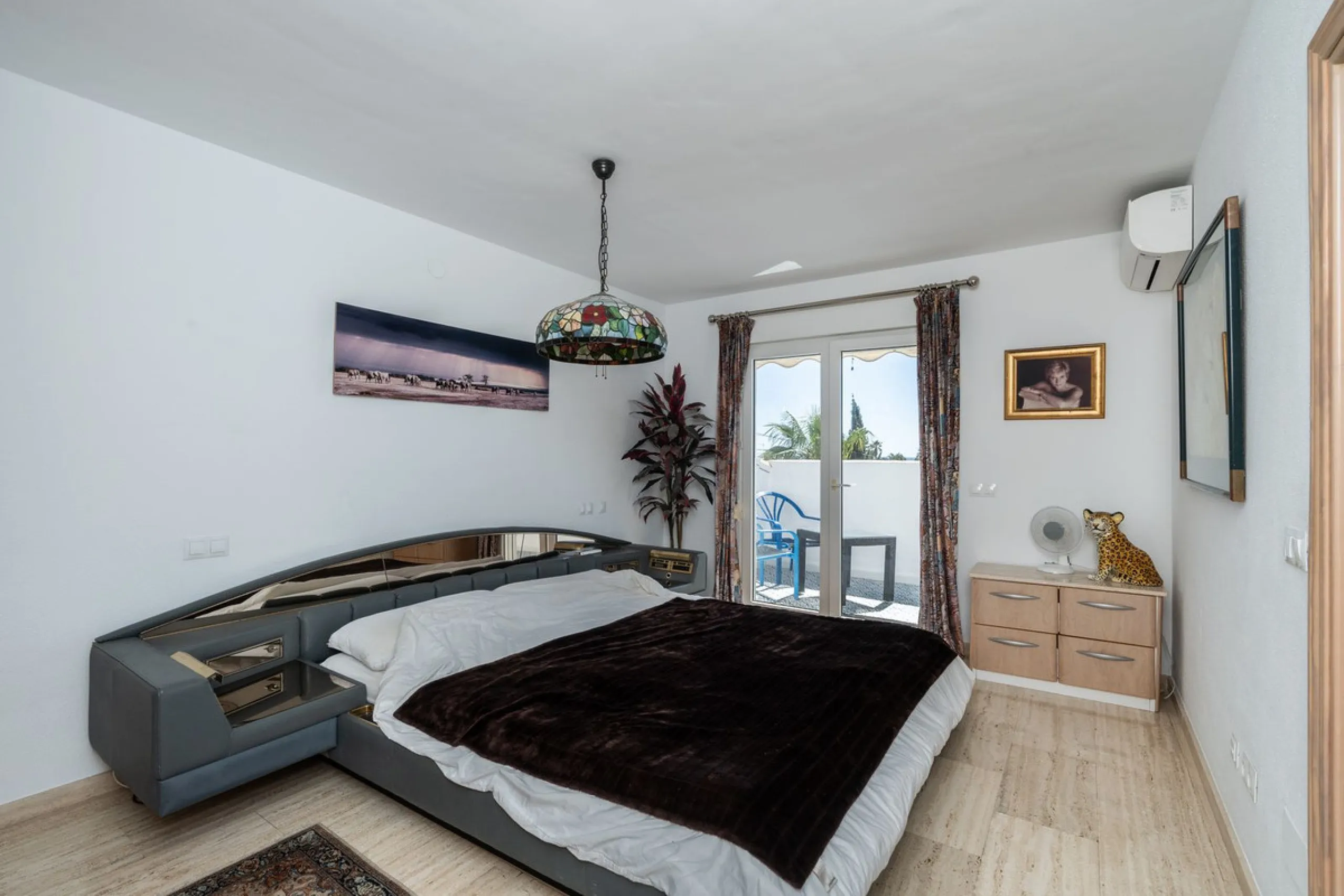 Located in the peaceful, secure residential area of Marbesa, this warm Mediterranean-style villa offers the perfect blend of comfort, privacy, and convenience. Just a 1-minute walk from the beach, close to all amenities, and only a short drive to Marbella