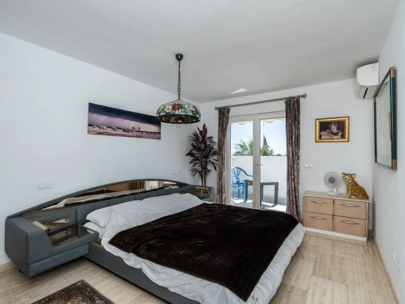Located in the peaceful, secure residential area of Marbesa, this warm Mediterranean-style villa offers the perfect blend of comfort, privacy, and convenience. Just a 1-minute walk from the beach, close to all amenities, and only a short drive to Marbella