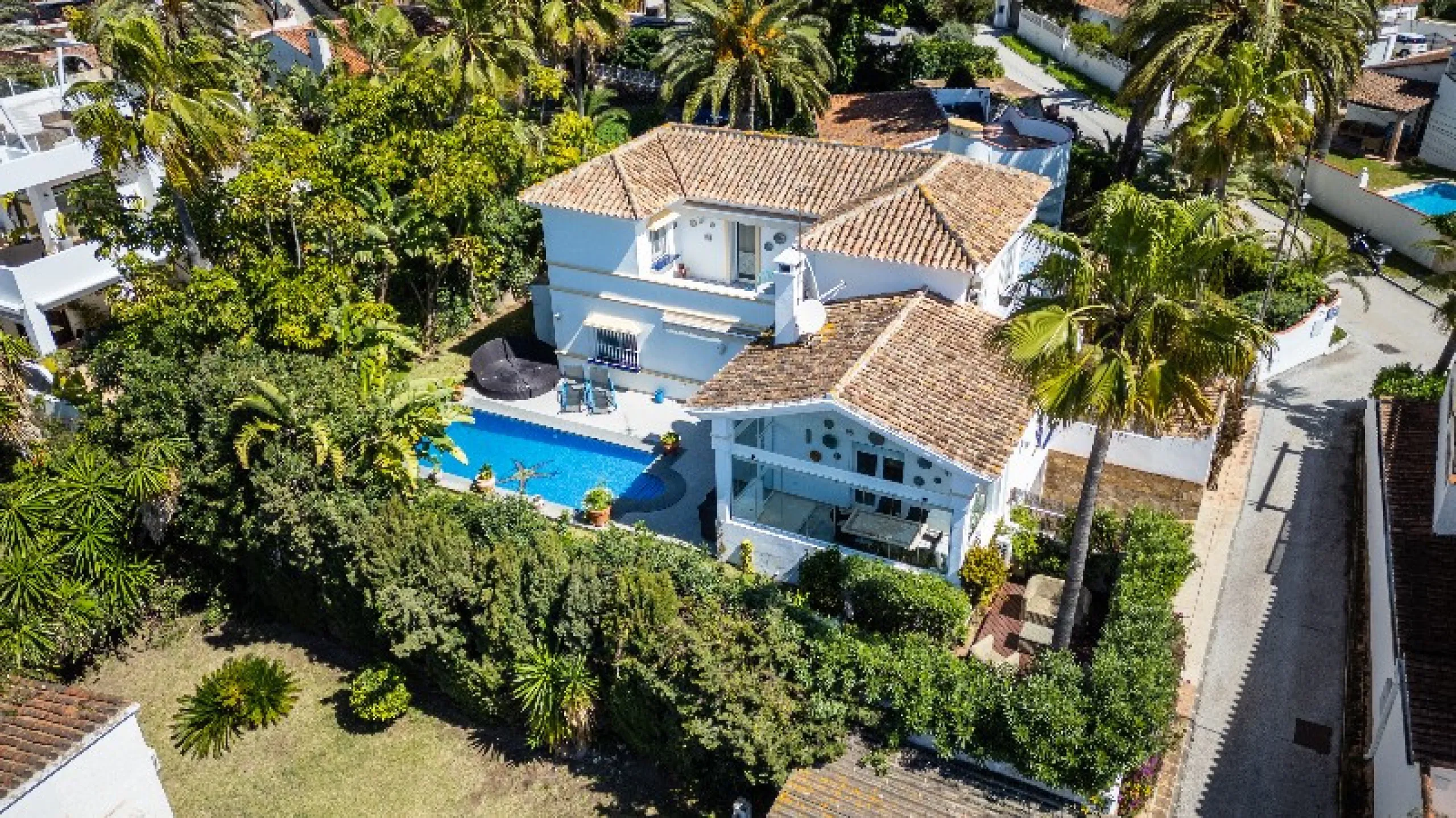 Located in the peaceful, secure residential area of Marbesa, this warm Mediterranean-style villa offers the perfect blend of comfort, privacy, and convenience. Just a 1-minute walk from the beach, close to all amenities, and only a short drive to Marbella