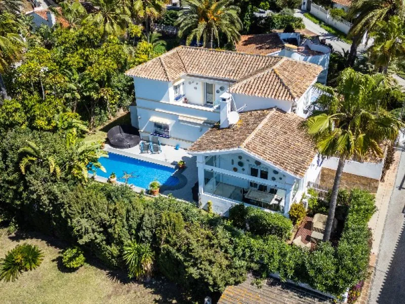 Located in the peaceful, secure residential area of Marbesa, this warm Mediterranean-style villa offers the perfect blend of comfort, privacy, and convenience. Just a 1-minute walk from the beach, close to all amenities, and only a short drive to Marbella
