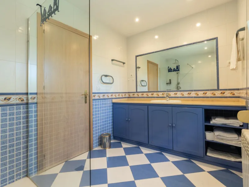 Located in the peaceful, secure residential area of Marbesa, this warm Mediterranean-style villa offers the perfect blend of comfort, privacy, and convenience. Just a 1-minute walk from the beach, close to all amenities, and only a short drive to Marbella