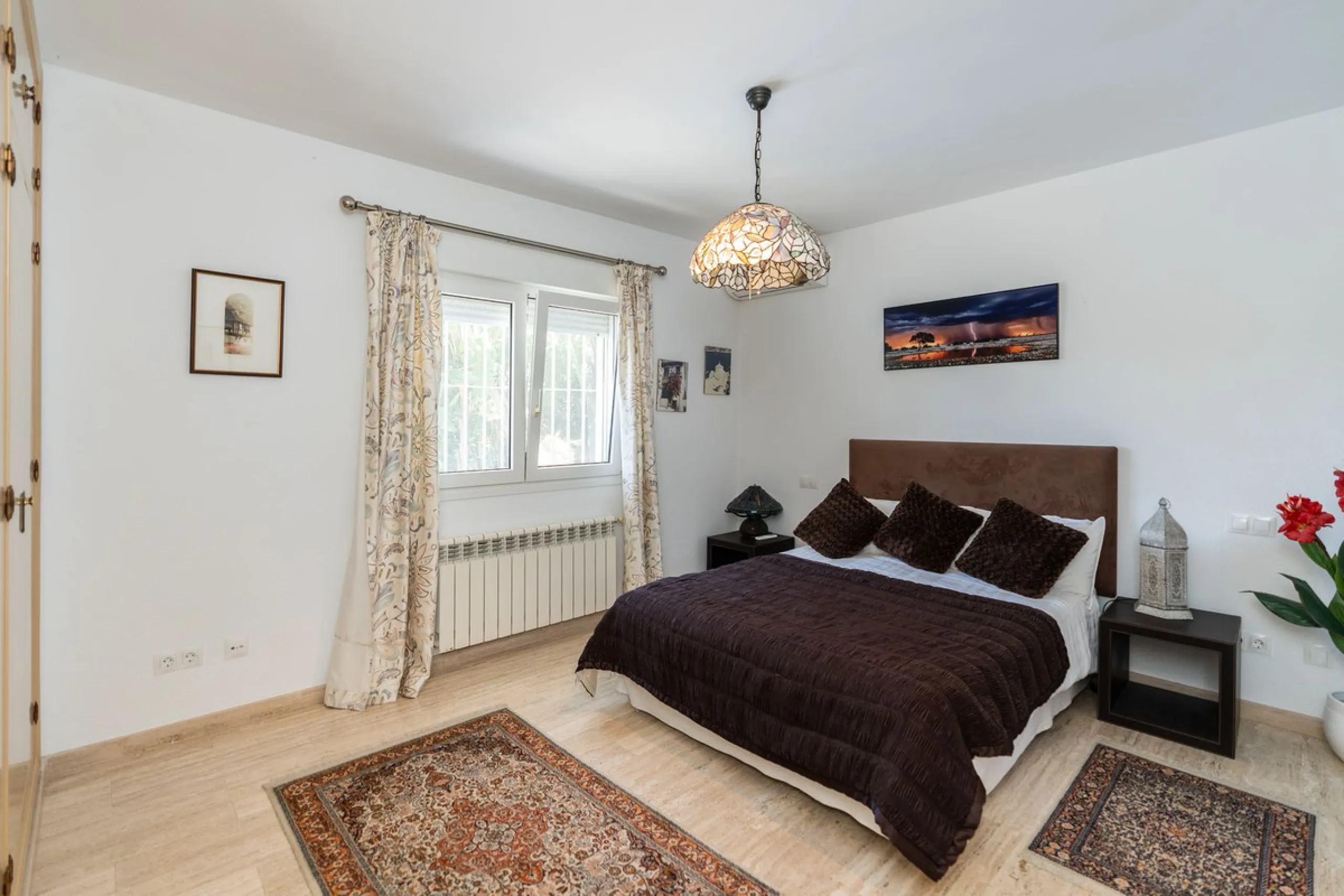 Located in the peaceful, secure residential area of Marbesa, this warm Mediterranean-style villa offers the perfect blend of comfort, privacy, and convenience. Just a 1-minute walk from the beach, close to all amenities, and only a short drive to Marbella