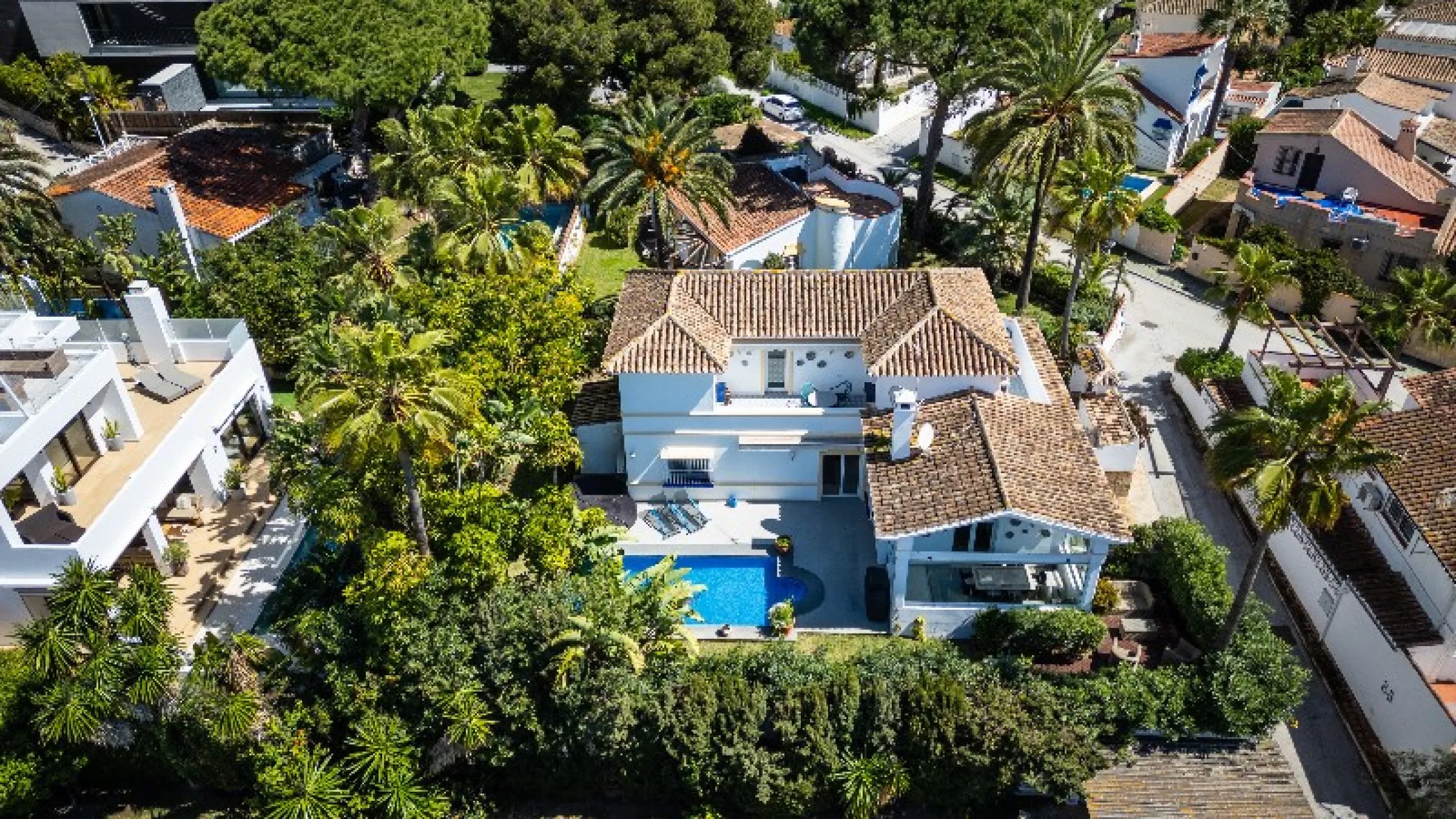 Located in the peaceful, secure residential area of Marbesa, this warm Mediterranean-style villa offers the perfect blend of comfort, privacy, and convenience. Just a 1-minute walk from the beach, close to all amenities, and only a short drive to Marbella