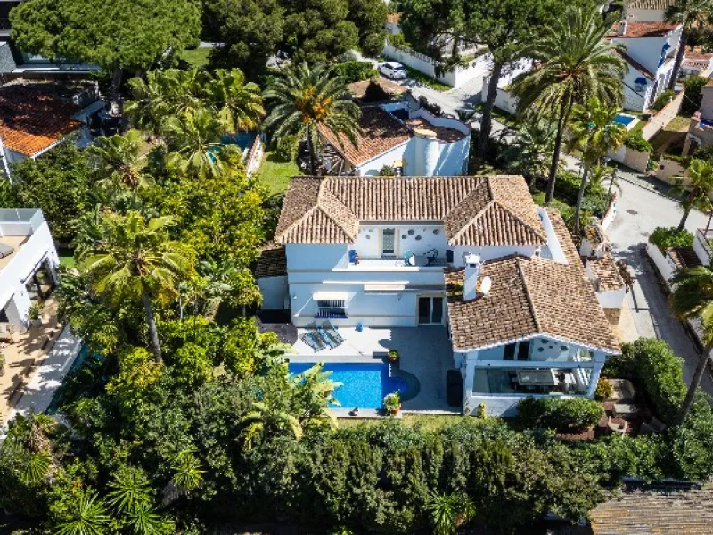 Located in the peaceful, secure residential area of Marbesa, this warm Mediterranean-style villa offers the perfect blend of comfort, privacy, and convenience. Just a 1-minute walk from the beach, close to all amenities, and only a short drive to Marbella