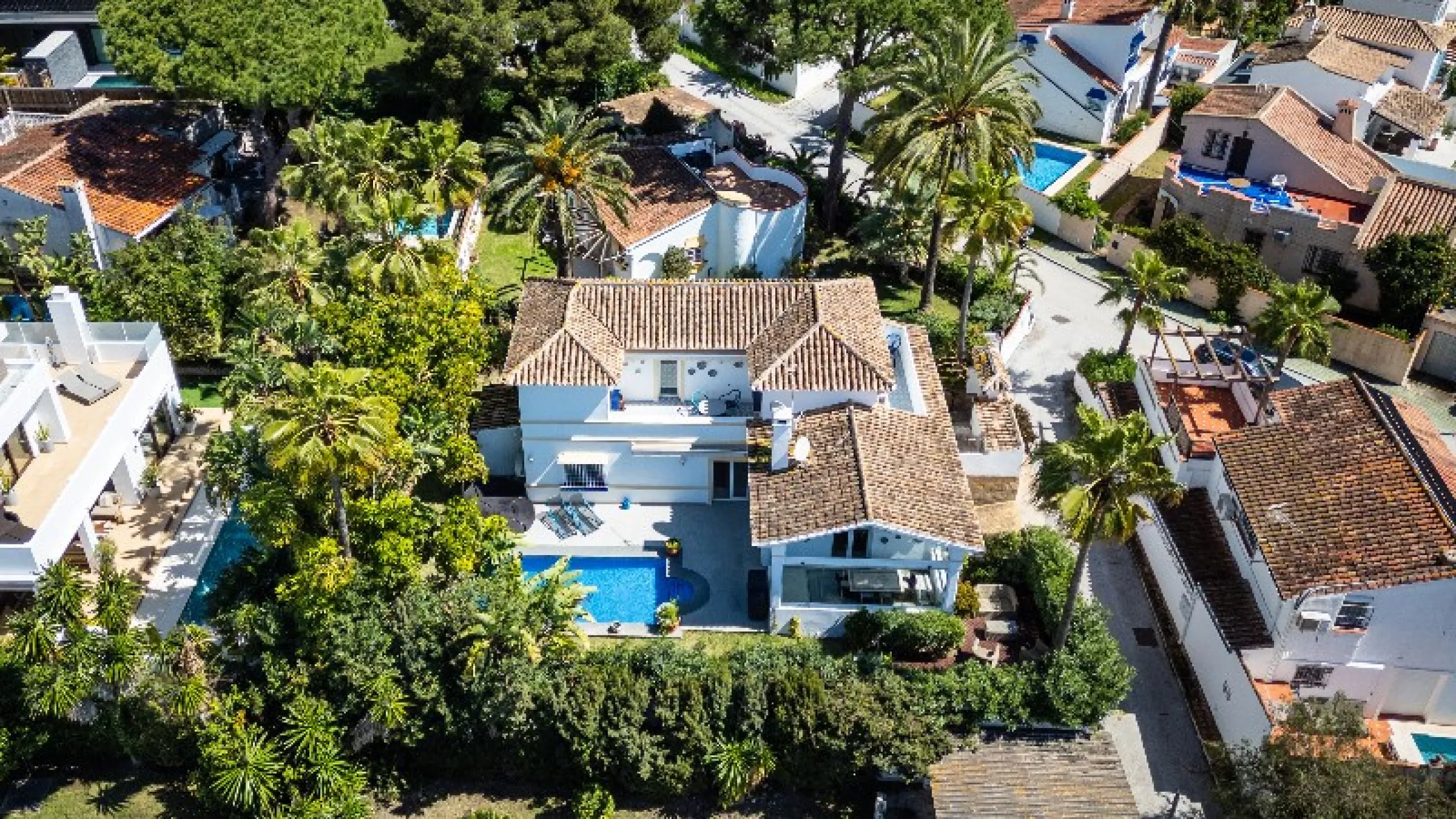 Located in the peaceful, secure residential area of Marbesa, this warm Mediterranean-style villa offers the perfect blend of comfort, privacy, and convenience. Just a 1-minute walk from the beach, close to all amenities, and only a short drive to Marbella