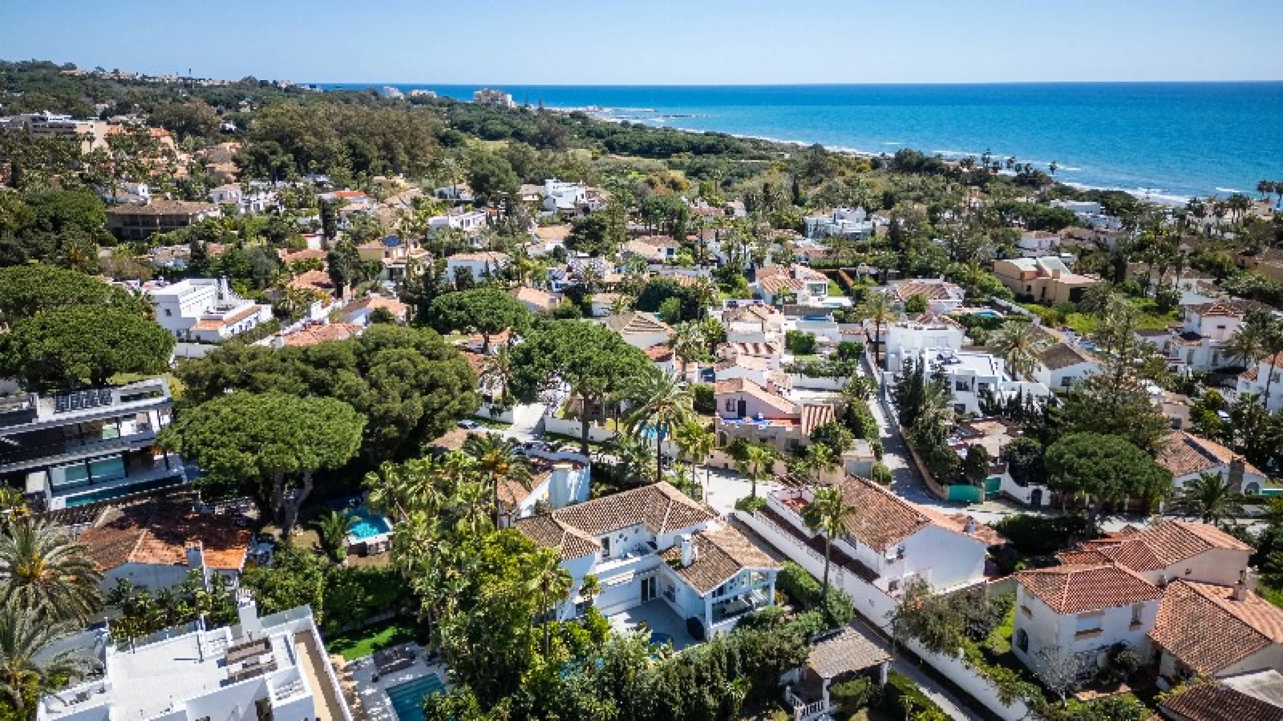 Located in the peaceful, secure residential area of Marbesa, this warm Mediterranean-style villa offers the perfect blend of comfort, privacy, and convenience. Just a 1-minute walk from the beach, close to all amenities, and only a short drive to Marbella