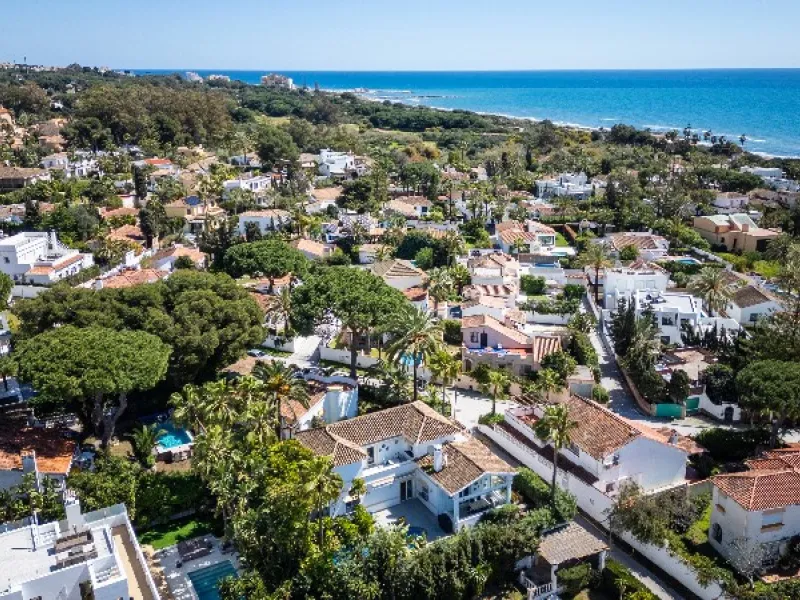 Located in the peaceful, secure residential area of Marbesa, this warm Mediterranean-style villa offers the perfect blend of comfort, privacy, and convenience. Just a 1-minute walk from the beach, close to all amenities, and only a short drive to Marbella