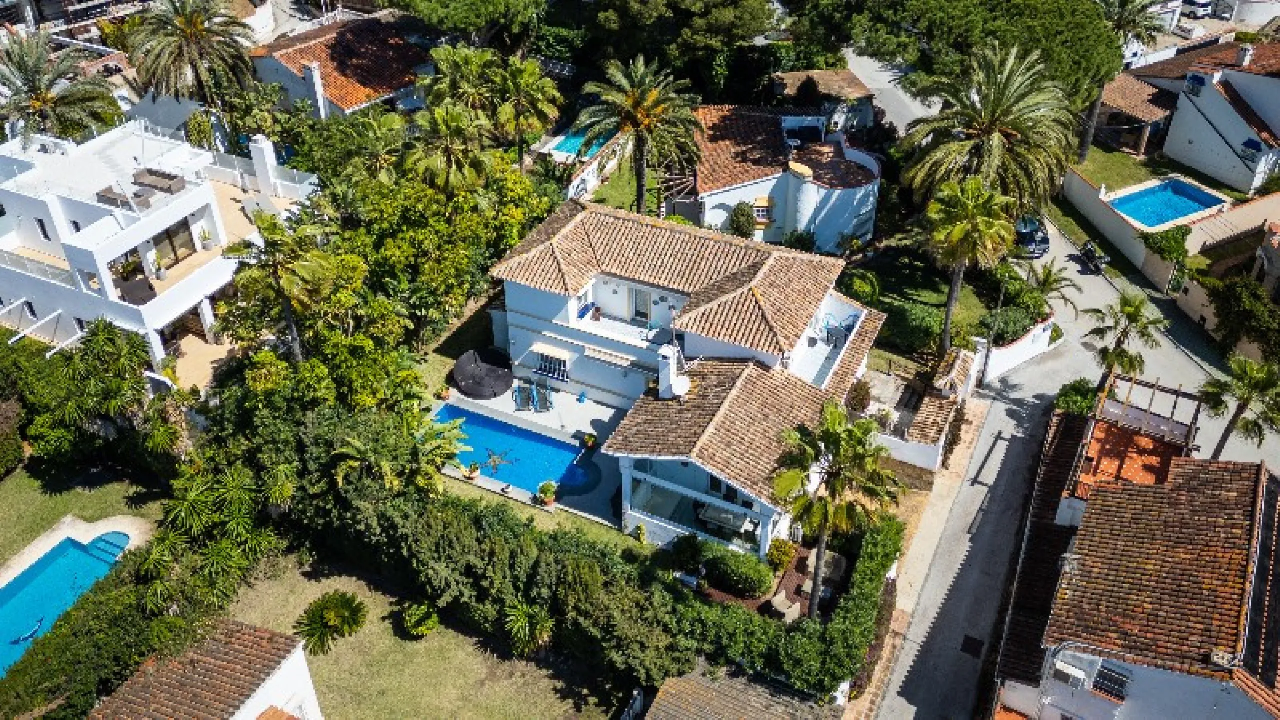 Located in the peaceful, secure residential area of Marbesa, this warm Mediterranean-style villa offers the perfect blend of comfort, privacy, and convenience. Just a 1-minute walk from the beach, close to all amenities, and only a short drive to Marbella