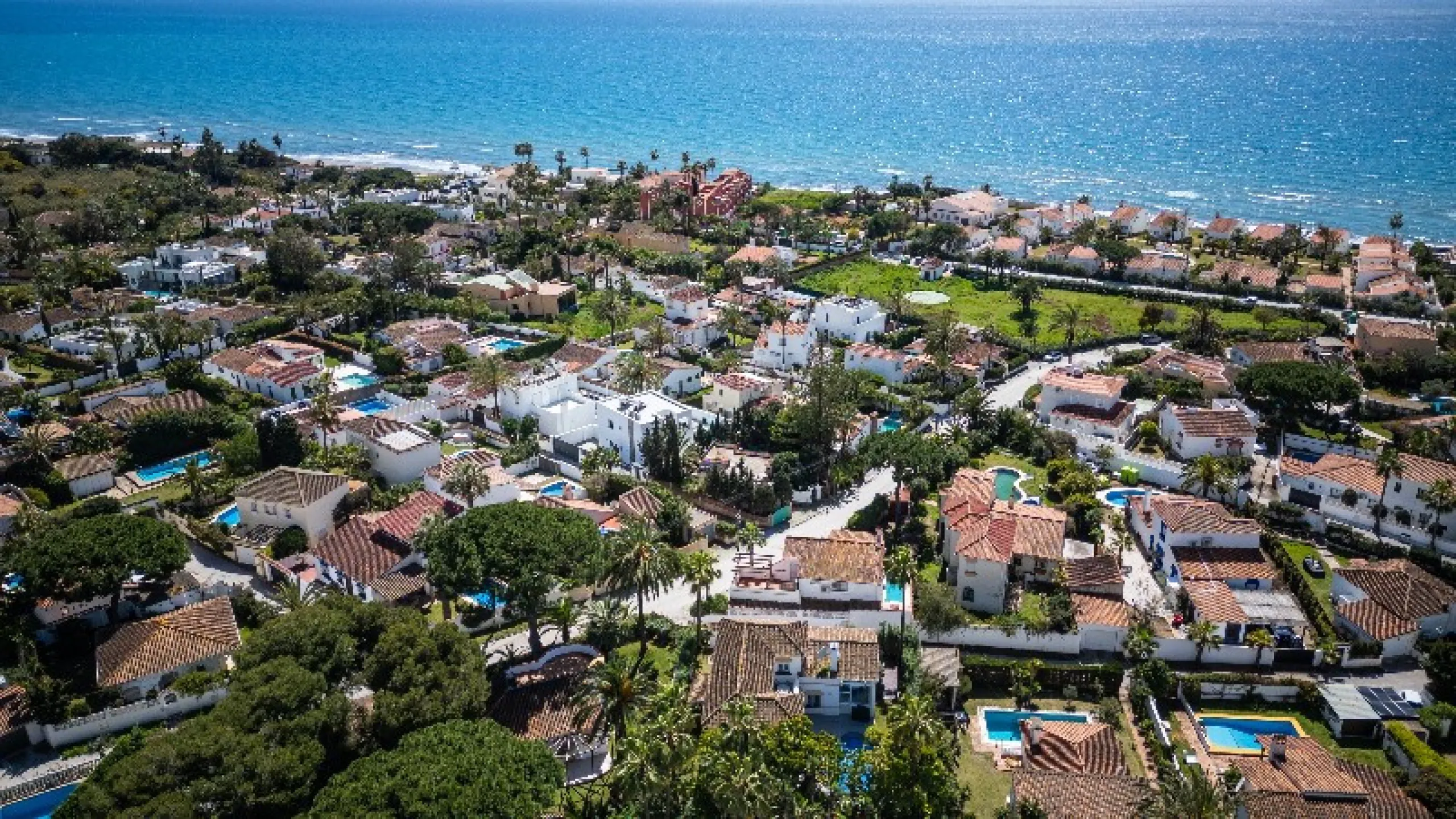 Located in the peaceful, secure residential area of Marbesa, this warm Mediterranean-style villa offers the perfect blend of comfort, privacy, and convenience. Just a 1-minute walk from the beach, close to all amenities, and only a short drive to Marbella