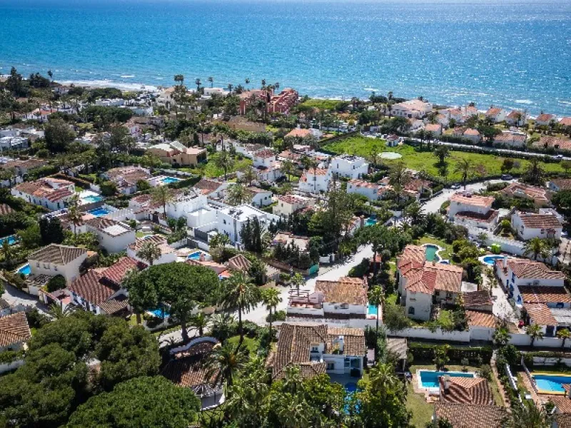 Located in the peaceful, secure residential area of Marbesa, this warm Mediterranean-style villa offers the perfect blend of comfort, privacy, and convenience. Just a 1-minute walk from the beach, close to all amenities, and only a short drive to Marbella