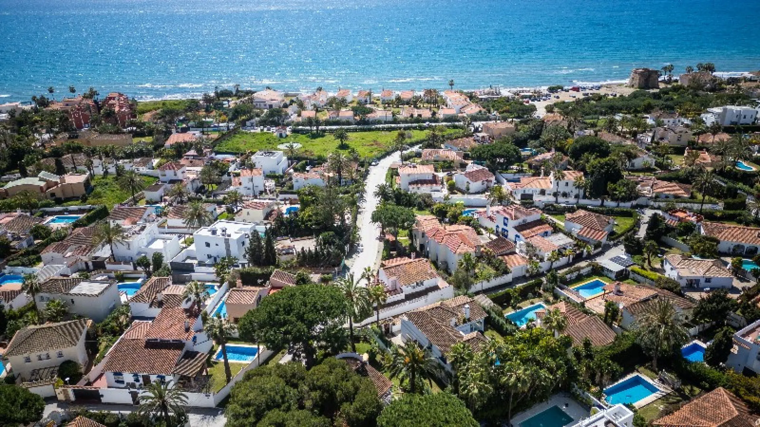 Located in the peaceful, secure residential area of Marbesa, this warm Mediterranean-style villa offers the perfect blend of comfort, privacy, and convenience. Just a 1-minute walk from the beach, close to all amenities, and only a short drive to Marbella
