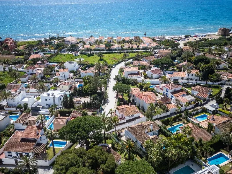 Located in the peaceful, secure residential area of Marbesa, this warm Mediterranean-style villa offers the perfect blend of comfort, privacy, and convenience. Just a 1-minute walk from the beach, close to all amenities, and only a short drive to Marbella