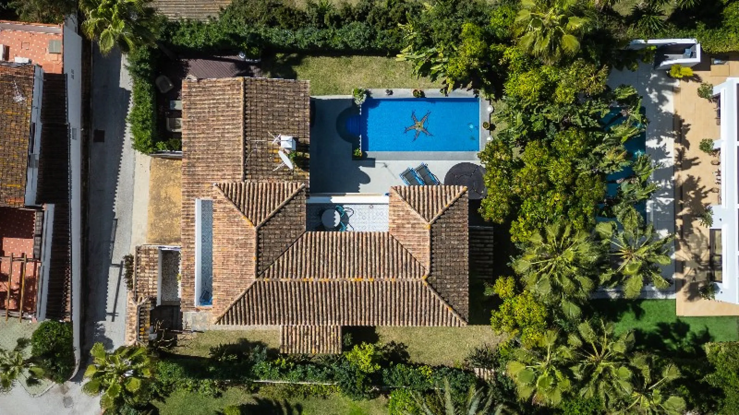 Located in the peaceful, secure residential area of Marbesa, this warm Mediterranean-style villa offers the perfect blend of comfort, privacy, and convenience. Just a 1-minute walk from the beach, close to all amenities, and only a short drive to Marbella