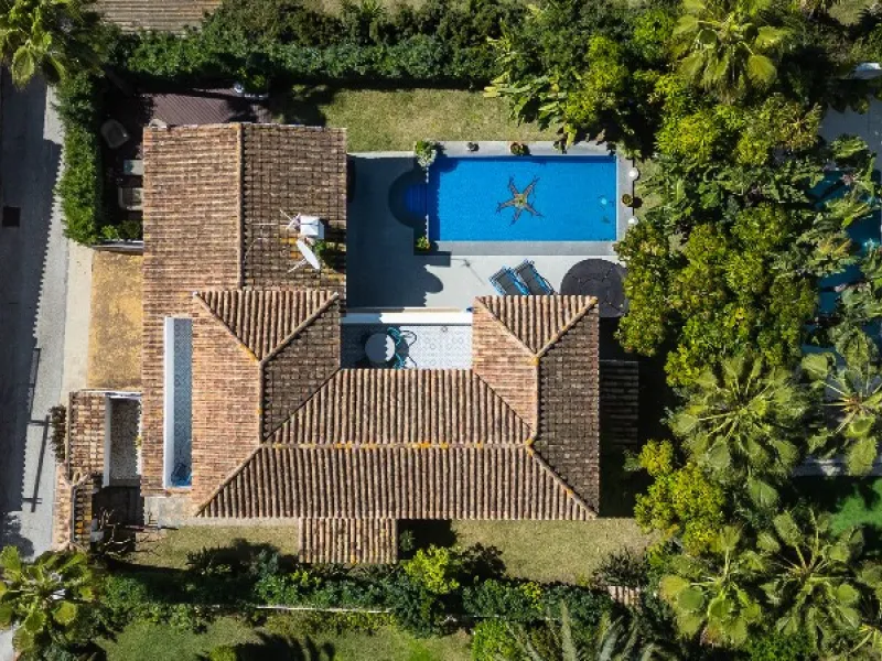 Located in the peaceful, secure residential area of Marbesa, this warm Mediterranean-style villa offers the perfect blend of comfort, privacy, and convenience. Just a 1-minute walk from the beach, close to all amenities, and only a short drive to Marbella