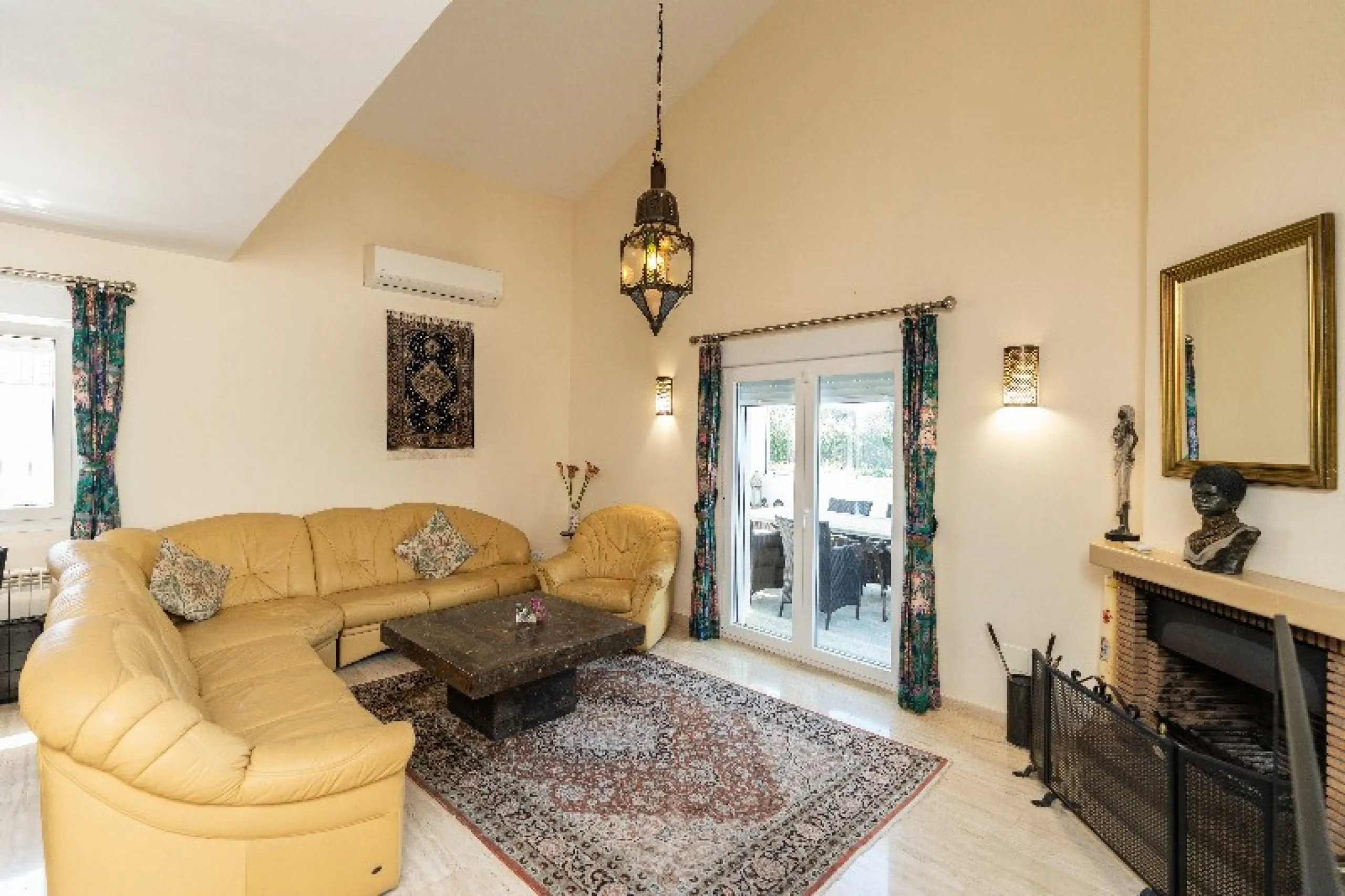 Located in the peaceful, secure residential area of Marbesa, this warm Mediterranean-style villa offers the perfect blend of comfort, privacy, and convenience. Just a 1-minute walk from the beach, close to all amenities, and only a short drive to Marbella