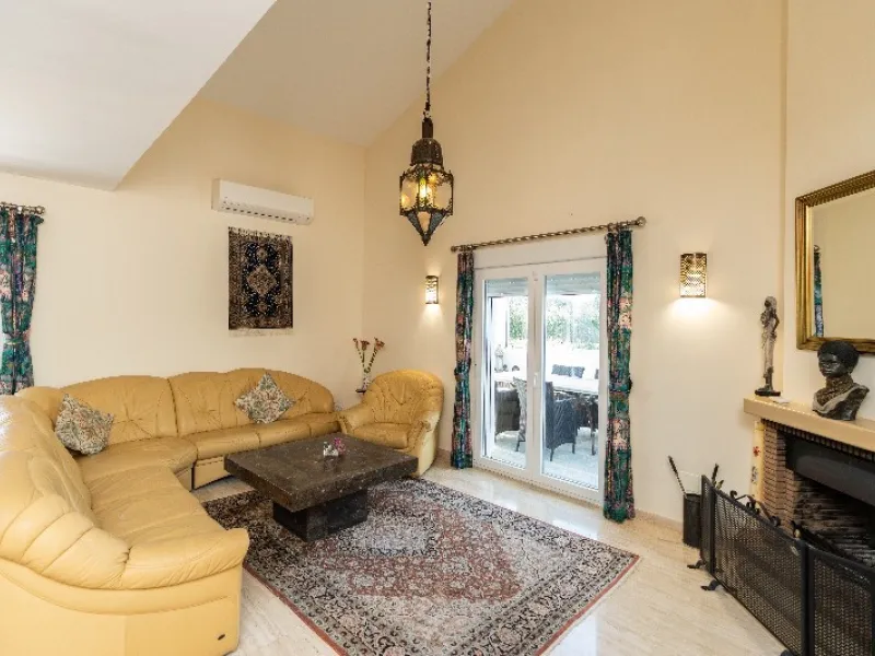 Located in the peaceful, secure residential area of Marbesa, this warm Mediterranean-style villa offers the perfect blend of comfort, privacy, and convenience. Just a 1-minute walk from the beach, close to all amenities, and only a short drive to Marbella