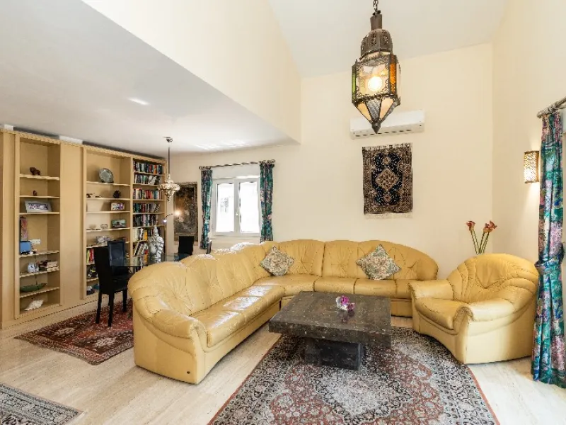 Located in the peaceful, secure residential area of Marbesa, this warm Mediterranean-style villa offers the perfect blend of comfort, privacy, and convenience. Just a 1-minute walk from the beach, close to all amenities, and only a short drive to Marbella