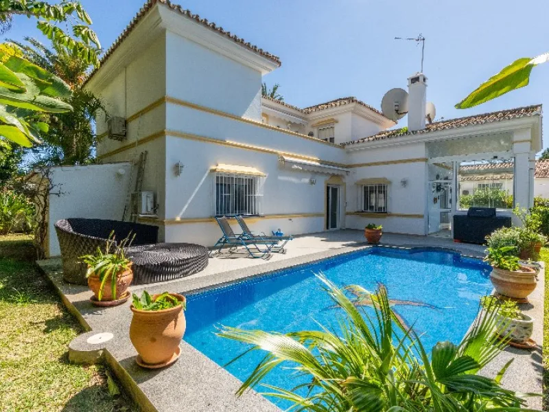 Located in the peaceful, secure residential area of Marbesa, this warm Mediterranean-style villa offers the perfect blend of comfort, privacy, and convenience. Just a 1-minute walk from the beach, close to all amenities, and only a short drive to Marbella