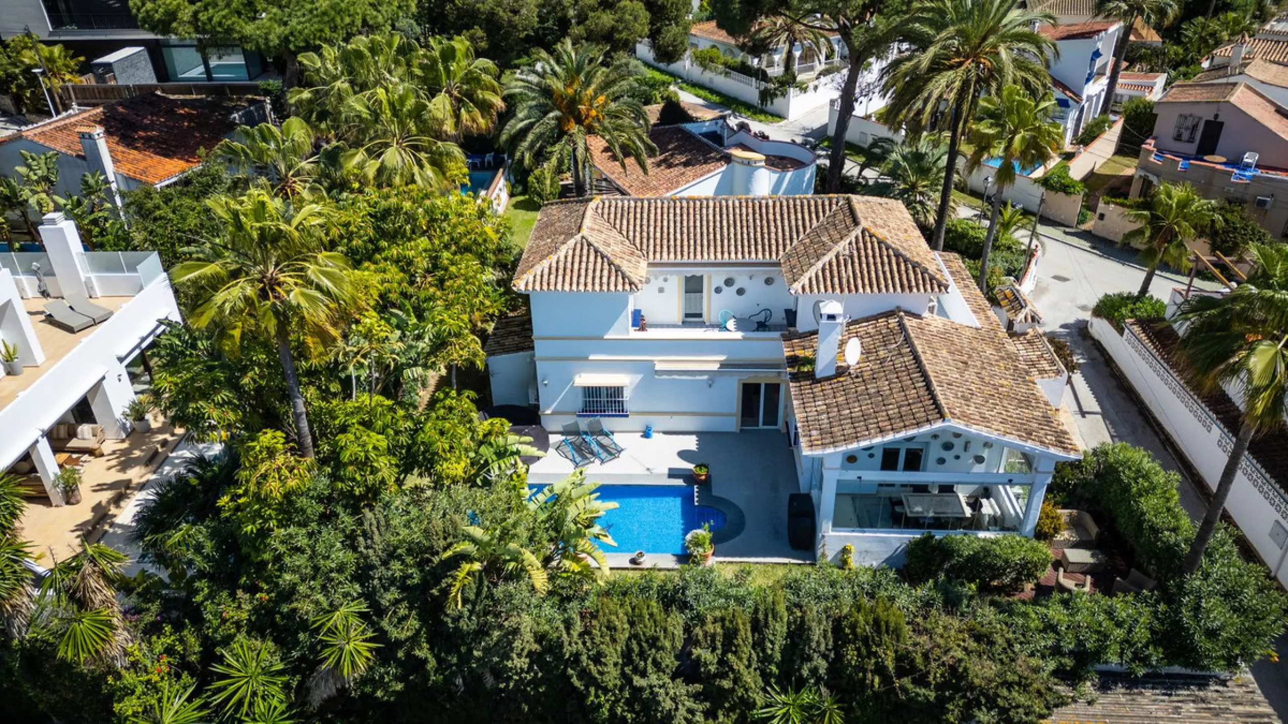 Located in the peaceful, secure residential area of Marbesa, this warm Mediterranean-style villa offers the perfect blend of comfort, privacy, and convenience. Just a 1-minute walk from the beach, close to all amenities, and only a short drive to Marbella