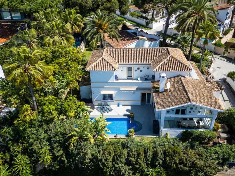Located in the peaceful, secure residential area of Marbesa, this warm Mediterranean-style villa offers the perfect blend of comfort, privacy, and convenience. Just a 1-minute walk from the beach, close to all amenities, and only a short drive to Marbella
